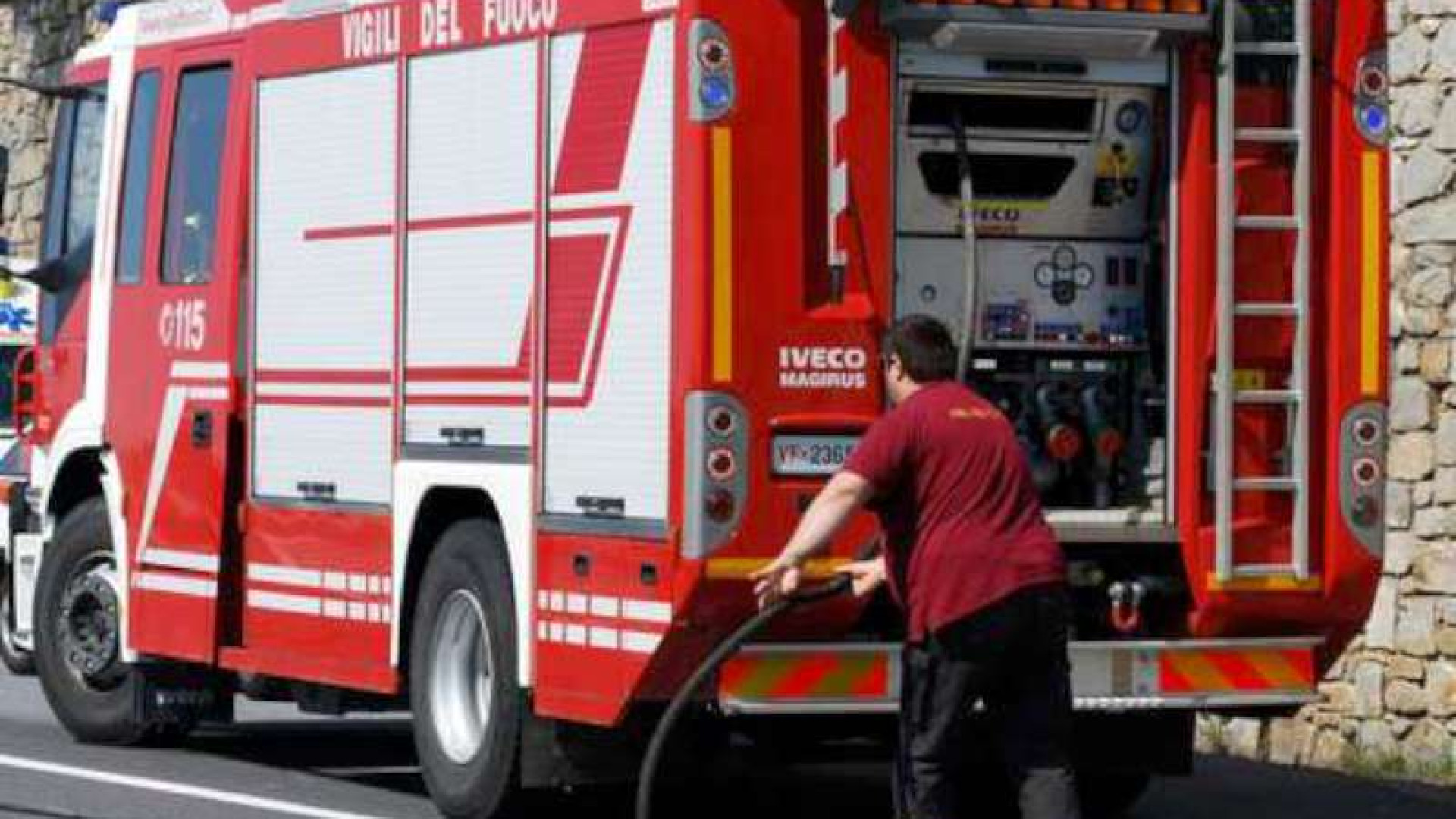 Furgone in fiamme a Fiorenzuola: autista accosta in tempo