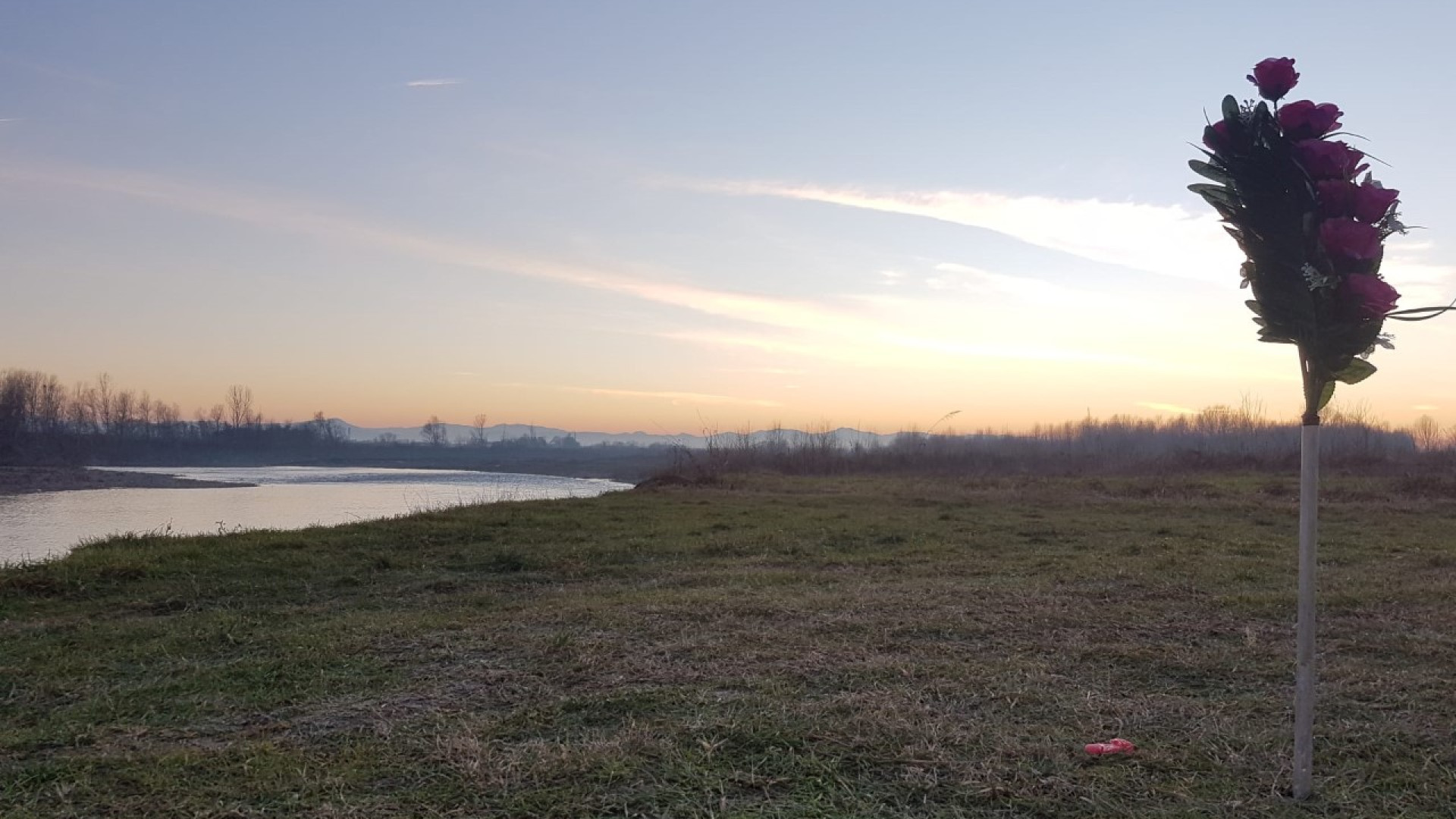 Fiori, candele e tanta commozione nel luogo dove sono morti i quattro ragazzi