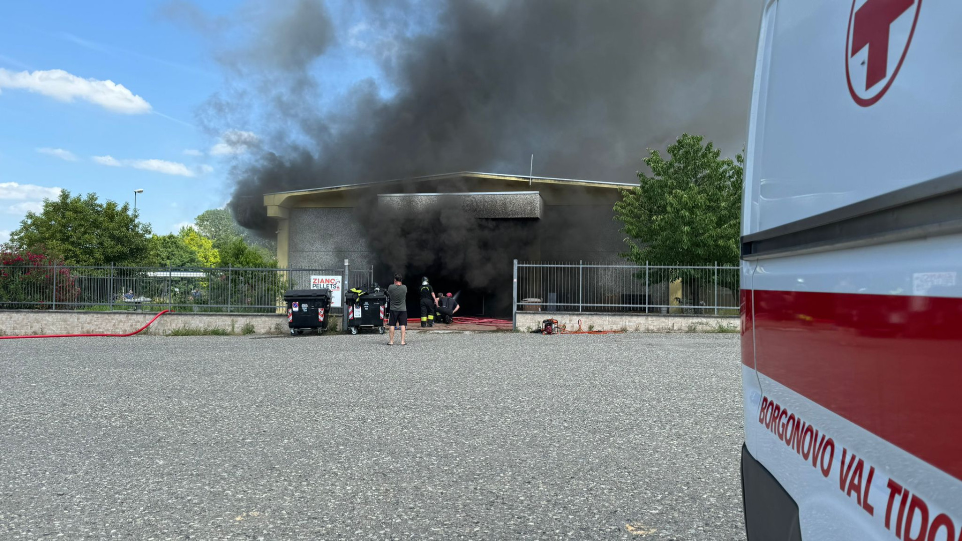 Incendio in un capannone a Ziano: in fiamme anche plastica, nessun intossicato
