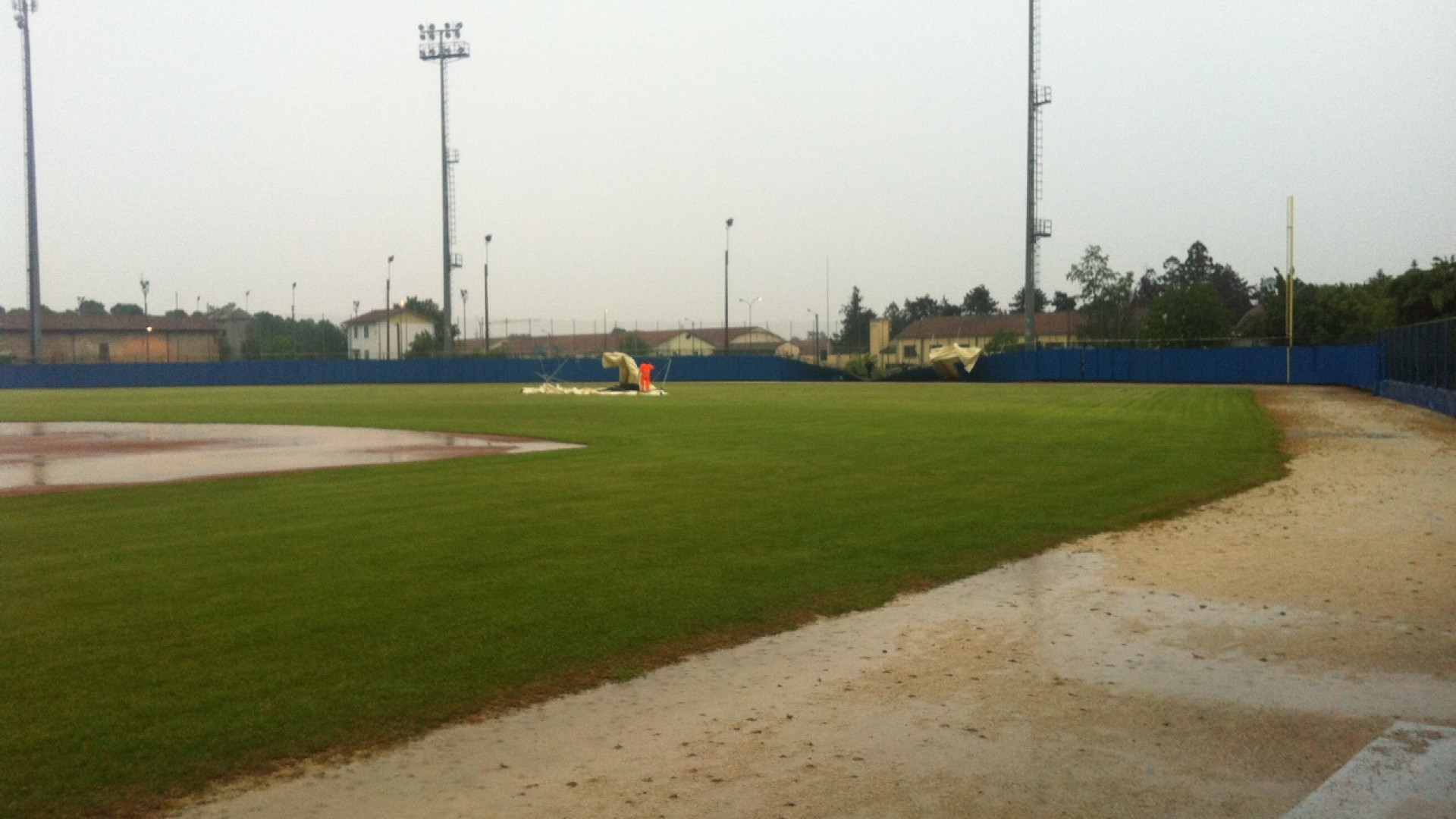 Violento temporale: allagamenti in città e provincia, vola una tenda degli alpini
