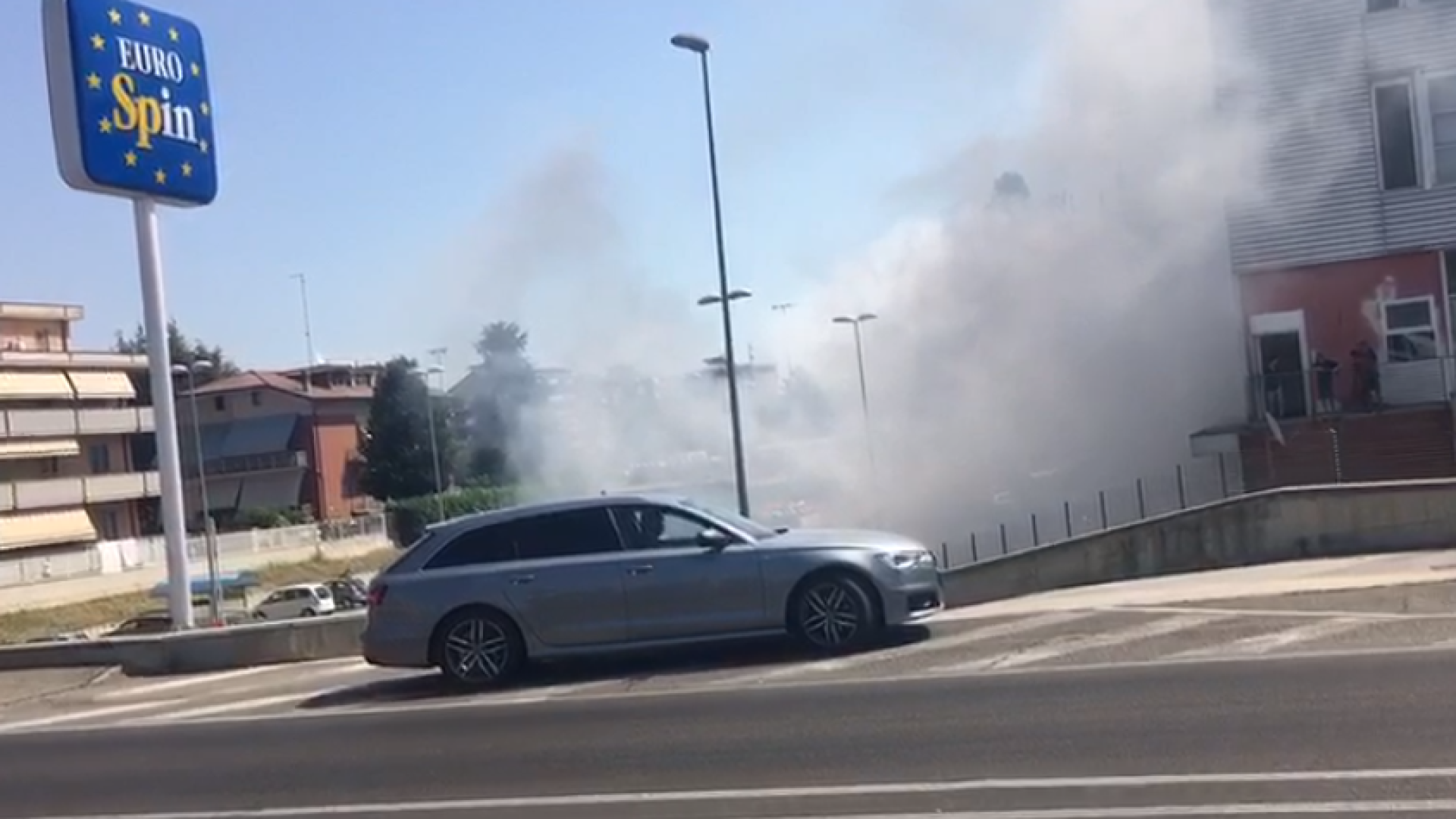Incendio nel parcheggio di un supermercato, quattro veicoli coinvolti
