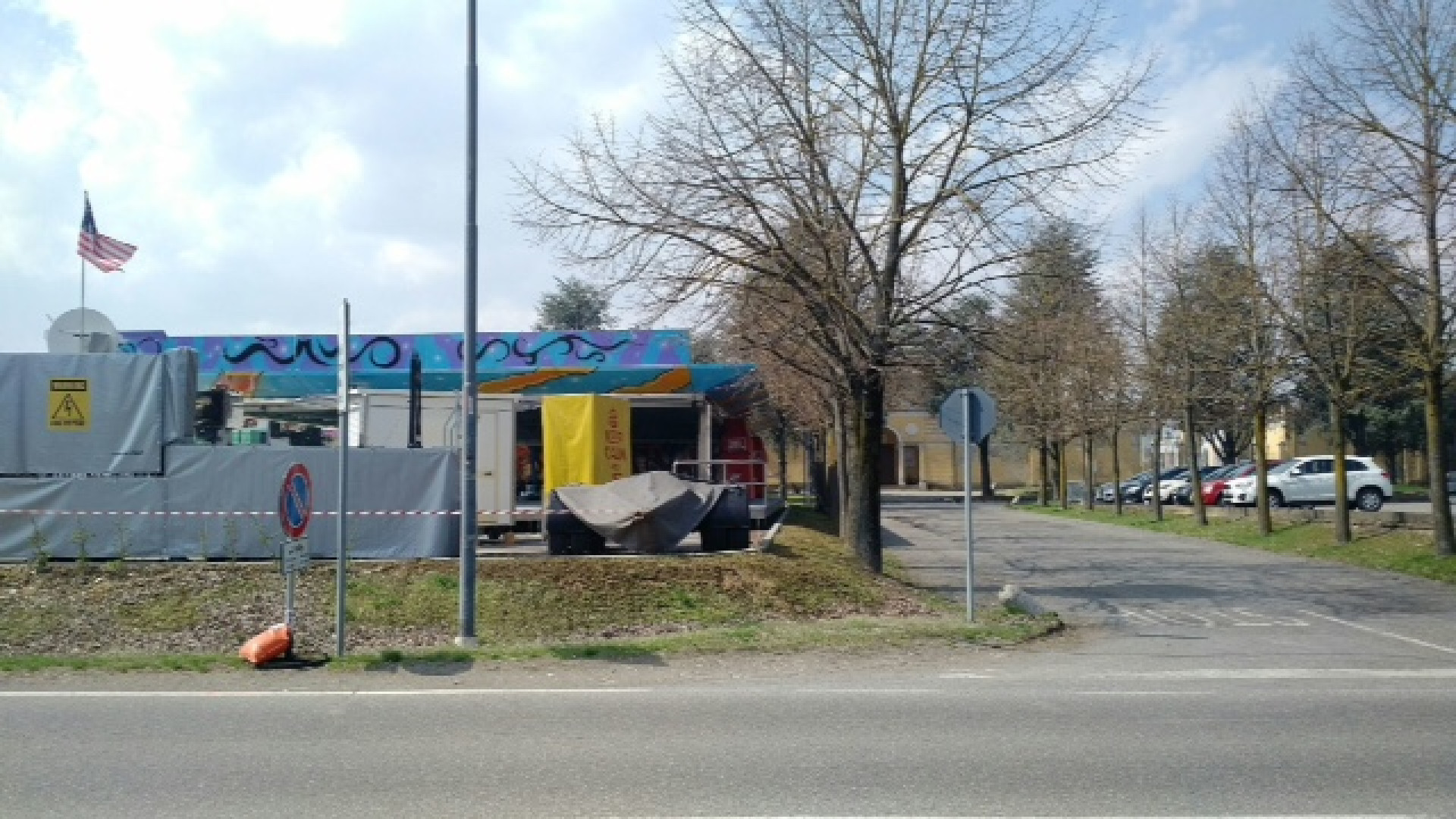 Fiera di Pasqua, luna park di fronte al cimitero: è polemica