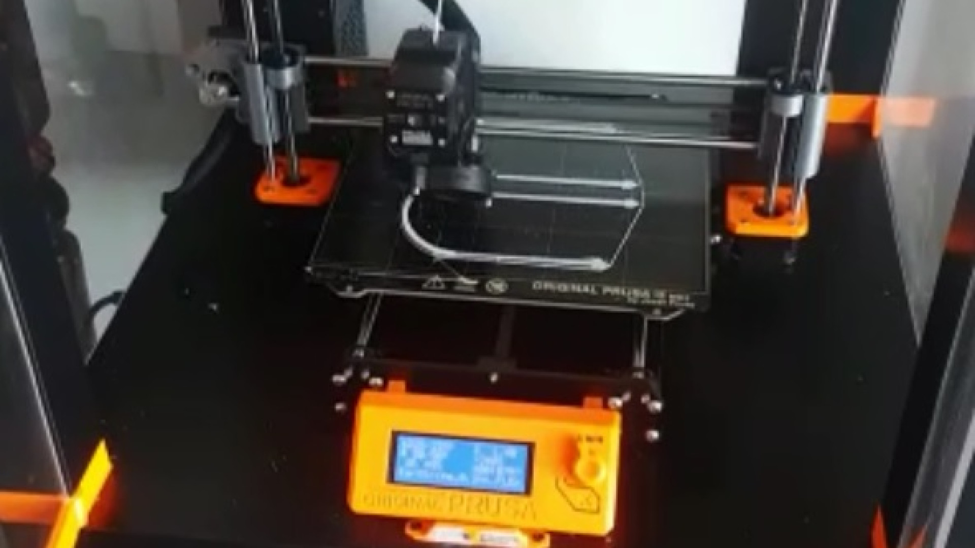 "Produco le mascherine con la stampante 3D". Il ricavato in beneficenza