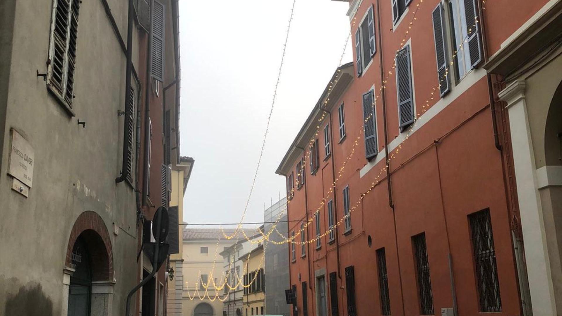 "In centro luminarie accese in pieno giorno". L'assessore replica: "Guasto tecnico"
