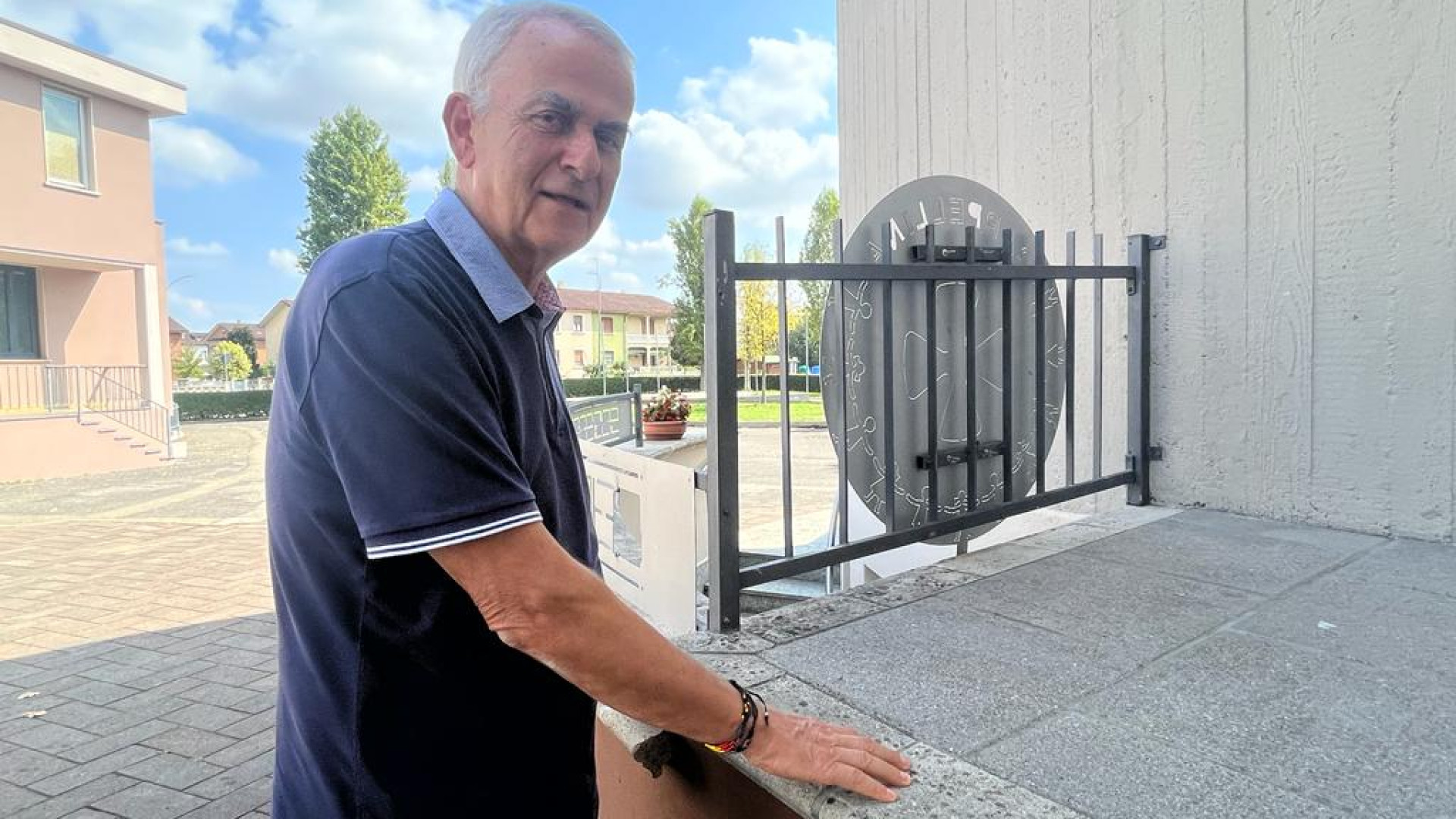 Bacheca in frantumi a Santa Franca, il responsabile a don Noberini: "Vorrei scusarmi"