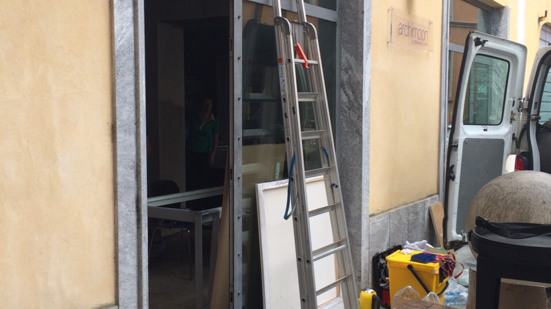 Incendio in via Sopramuro: danni al negozio di design e arredamento