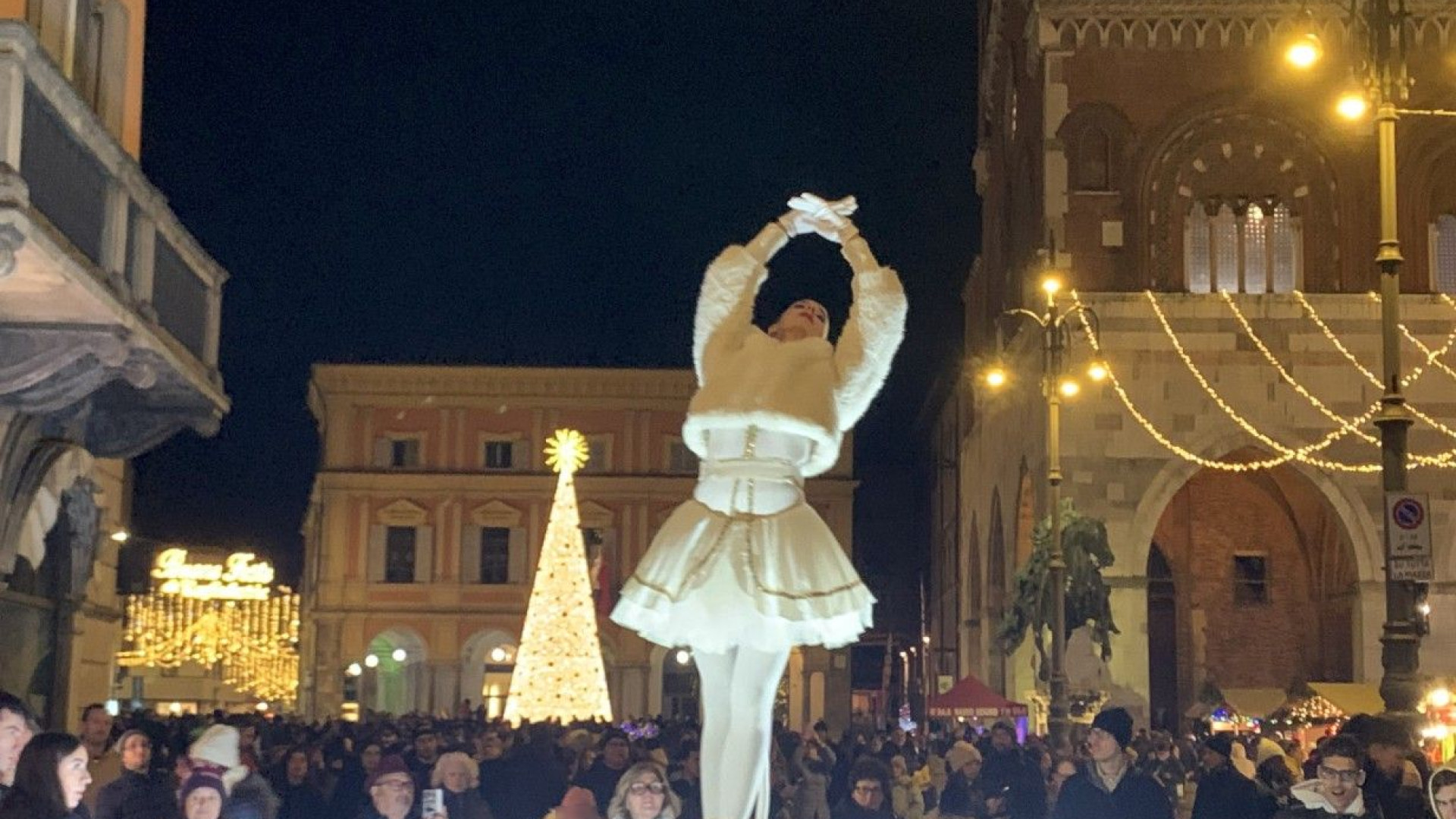 L'albero si accende e la magia del Natale arriva a Piacenza: carillon vivente in piazza