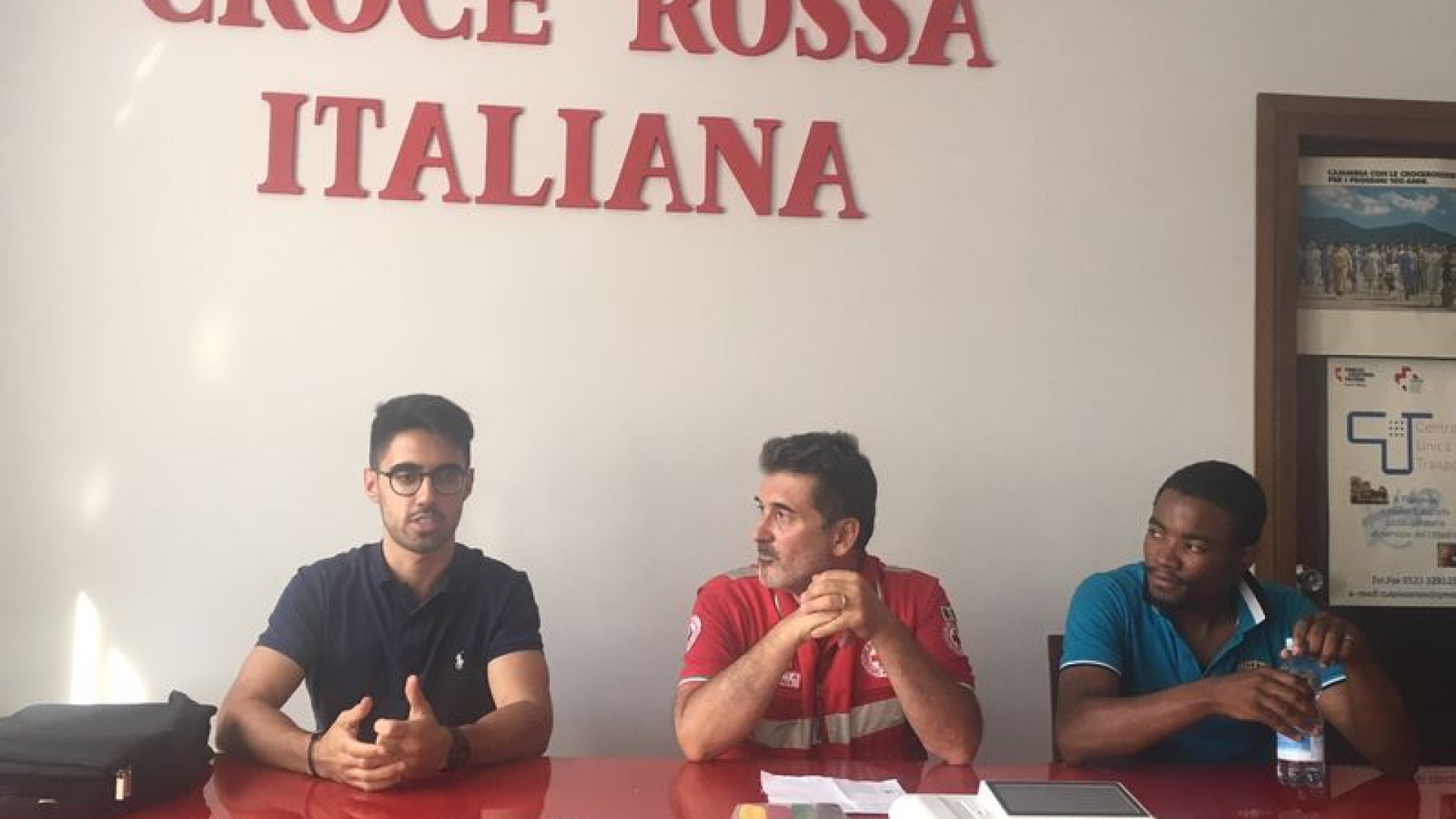Futuri medici in Africa con l'elettrocardiografo della Croce Rossa