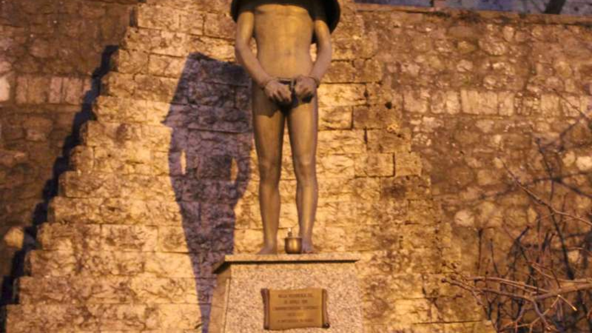 Rivergaro, spunta un secchio sulla statua del partigiano Araldi