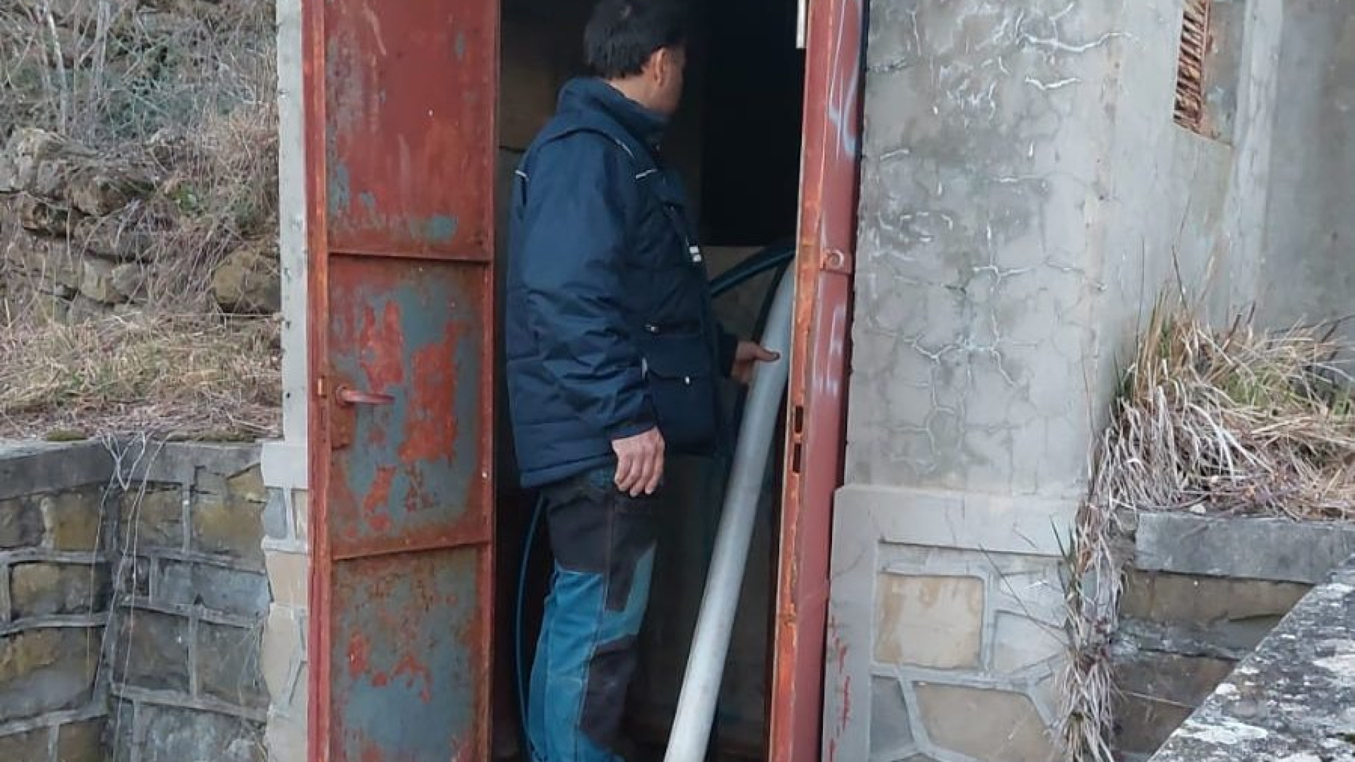 Tubo rotto e siccità. Autobotte per ricaricare l'acquedotto a Bobbio