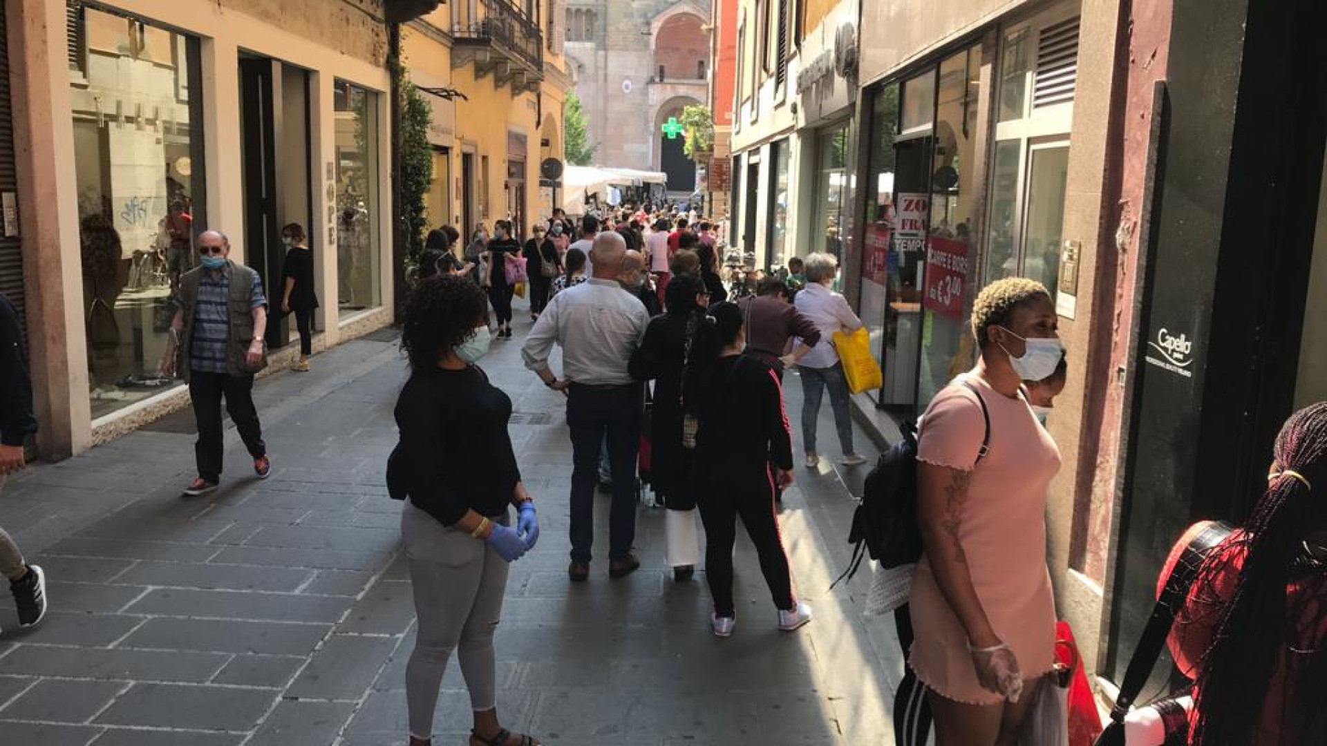 Strade piene, code al mercato e fuori dai negozi, ma piacentini responsabili