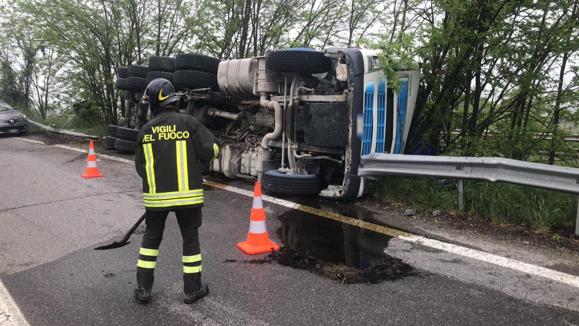 Camion sbanda e si ribalta al polo logistico di Le Mose: ferito il conducente