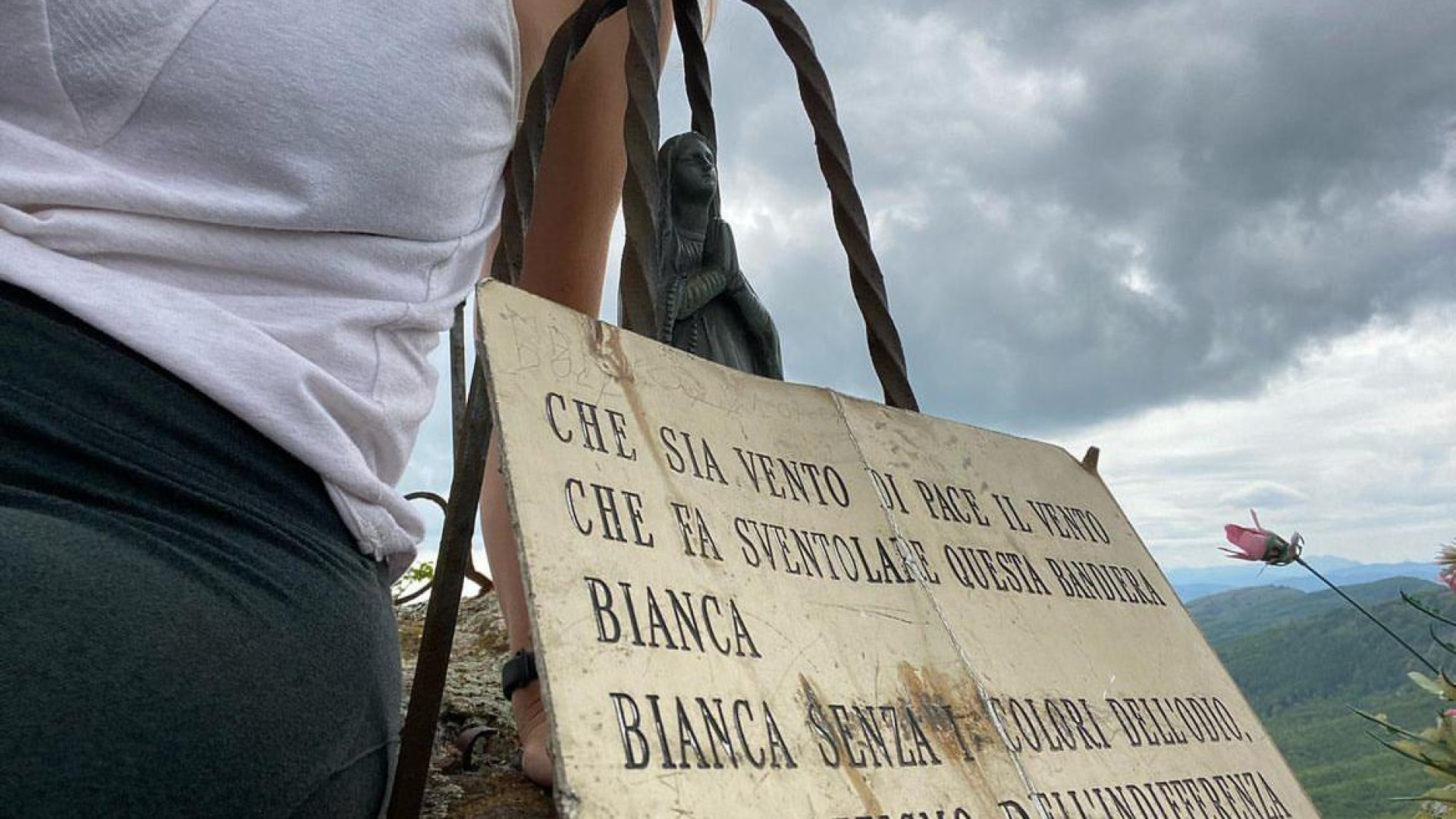 "Sparita la targa sul monte Menegosa": la segnalazione di una escursionista