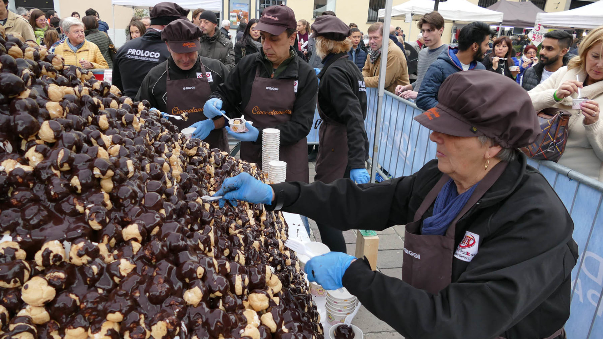 Piramide di profiteroles, salame e cremini: stand presi d'assalto