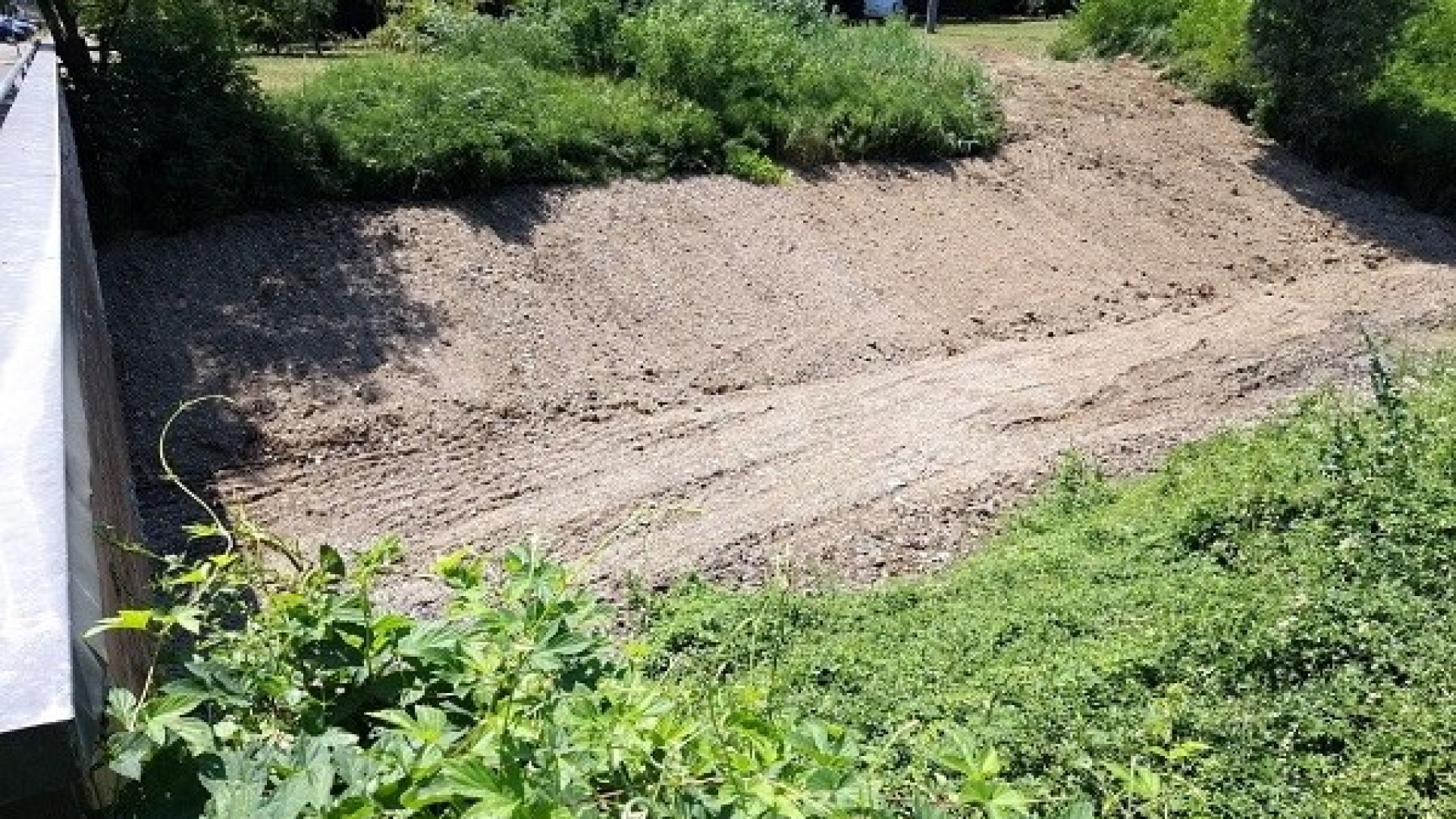 Terminata la pulizia del torrente Chiavenna a Cadeo. Raccolti i rifiuti abbandonati