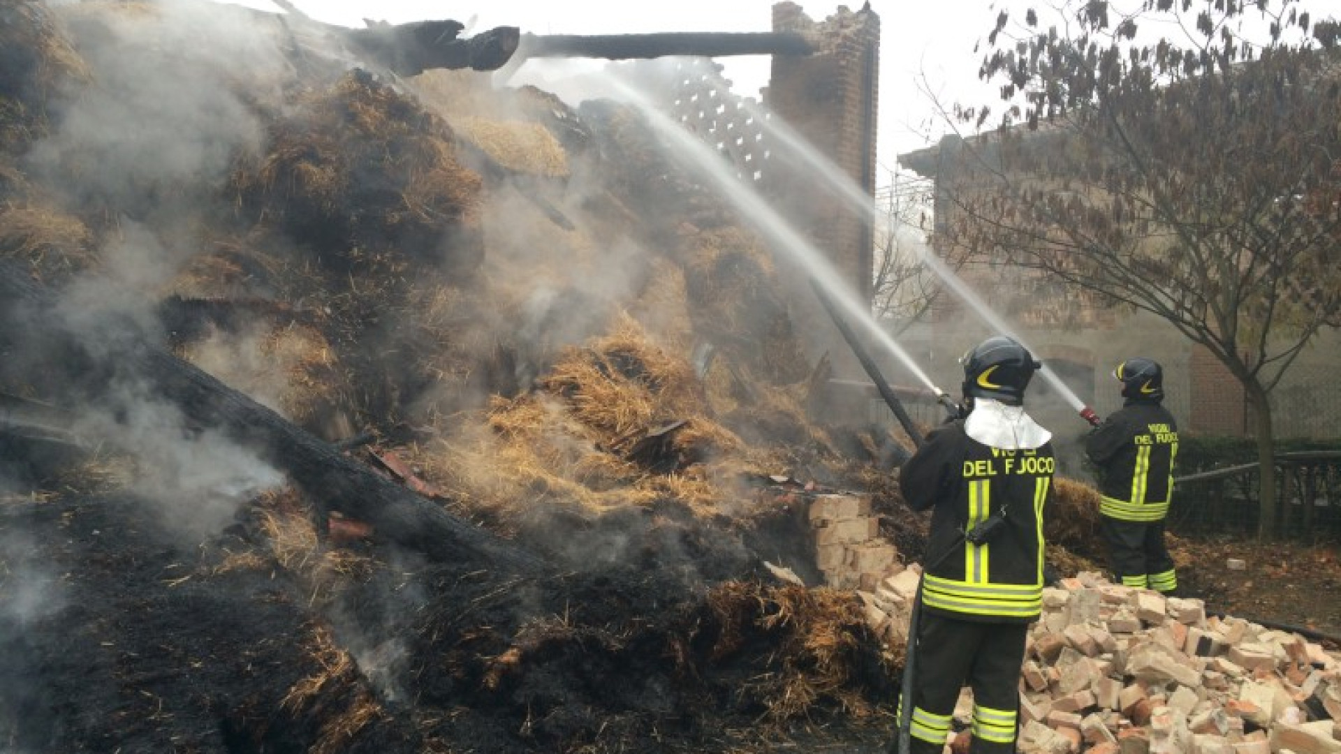 Incendio in una azienda agricola a Sarmato. Probabile origine dolosa