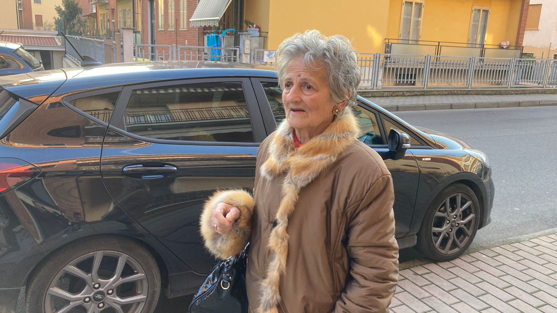 "Ho 83 anni, dormo in auto con mio figlio". Rifiutato un alloggio dal Comune
