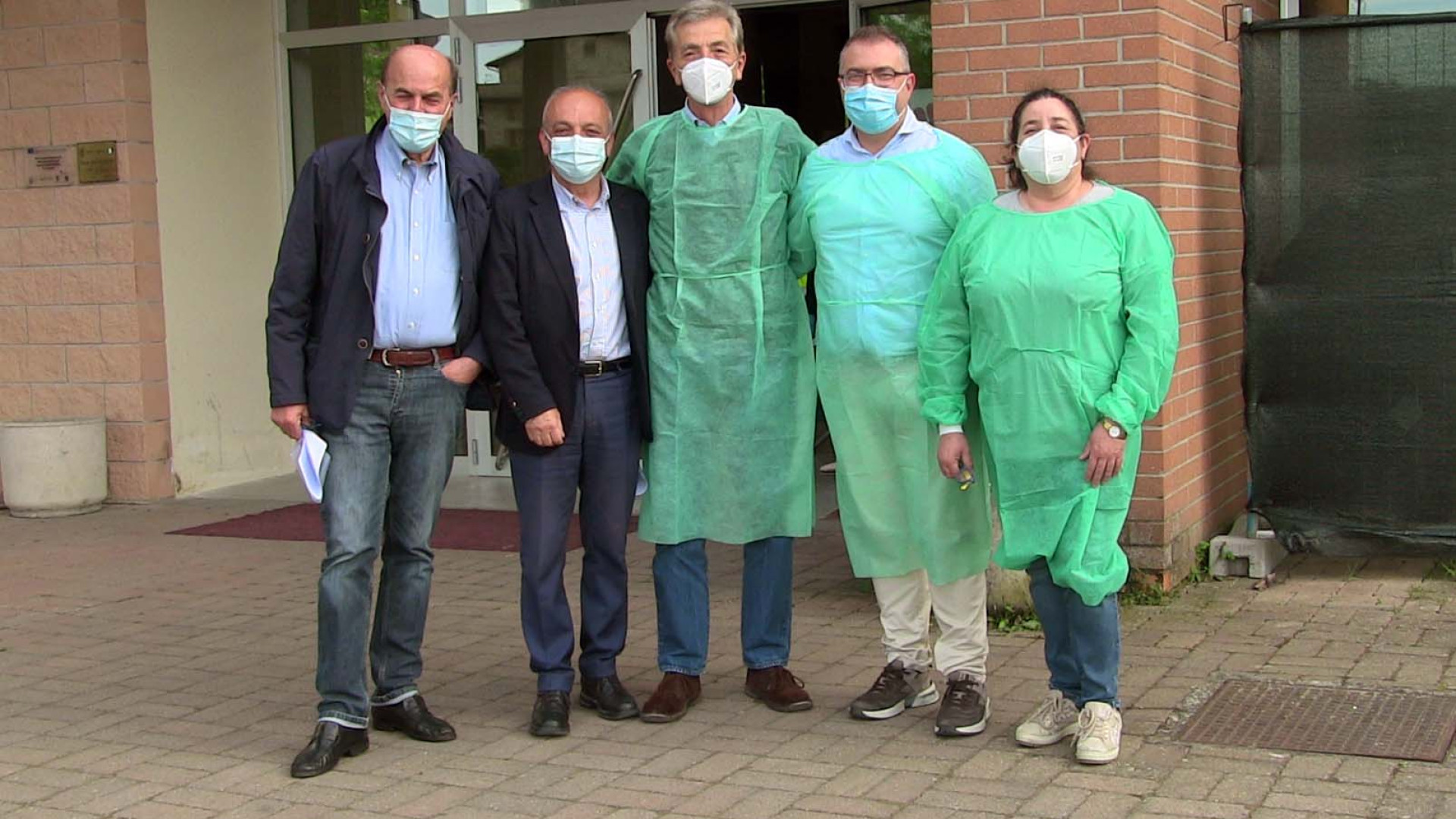 "Vaccini, donne e buoi dei paesi tuoi", Bersani a Bettola per la seconda dose