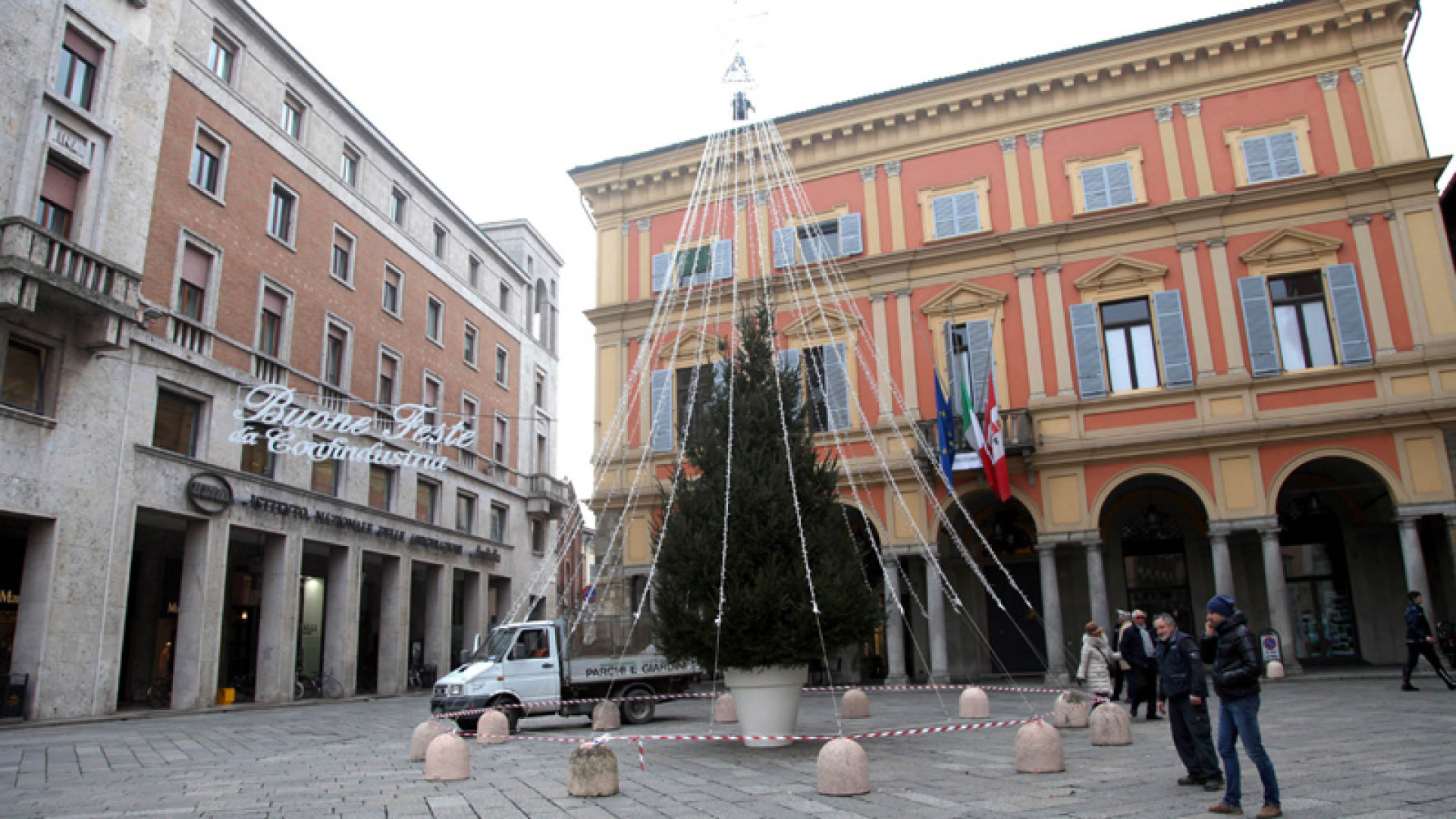 Natale, partito il countdown: stasera si accendono le luci