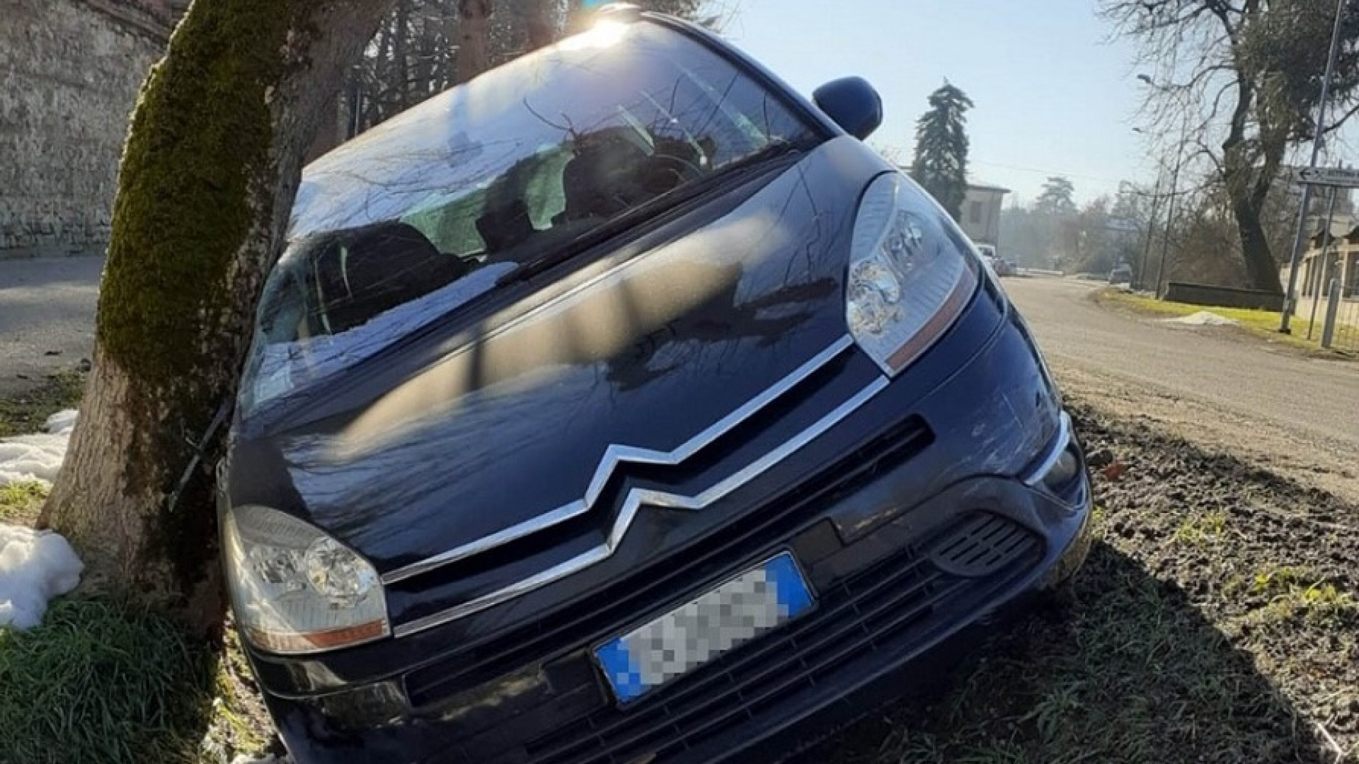 Auto esce di strada, gli occupanti la abbandonano: era rubata