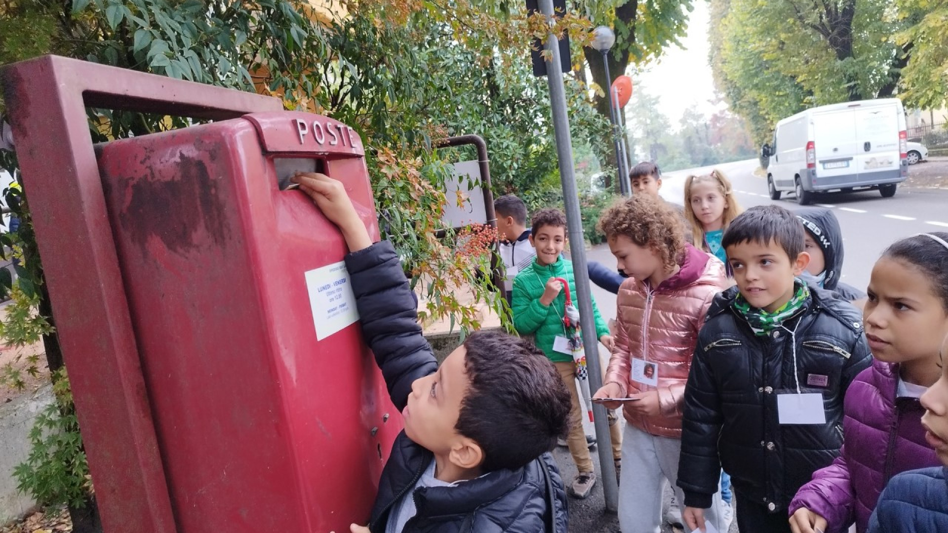 Caorso, alunni in Posta per spedire cartoline agli ospiti della casa di riposo