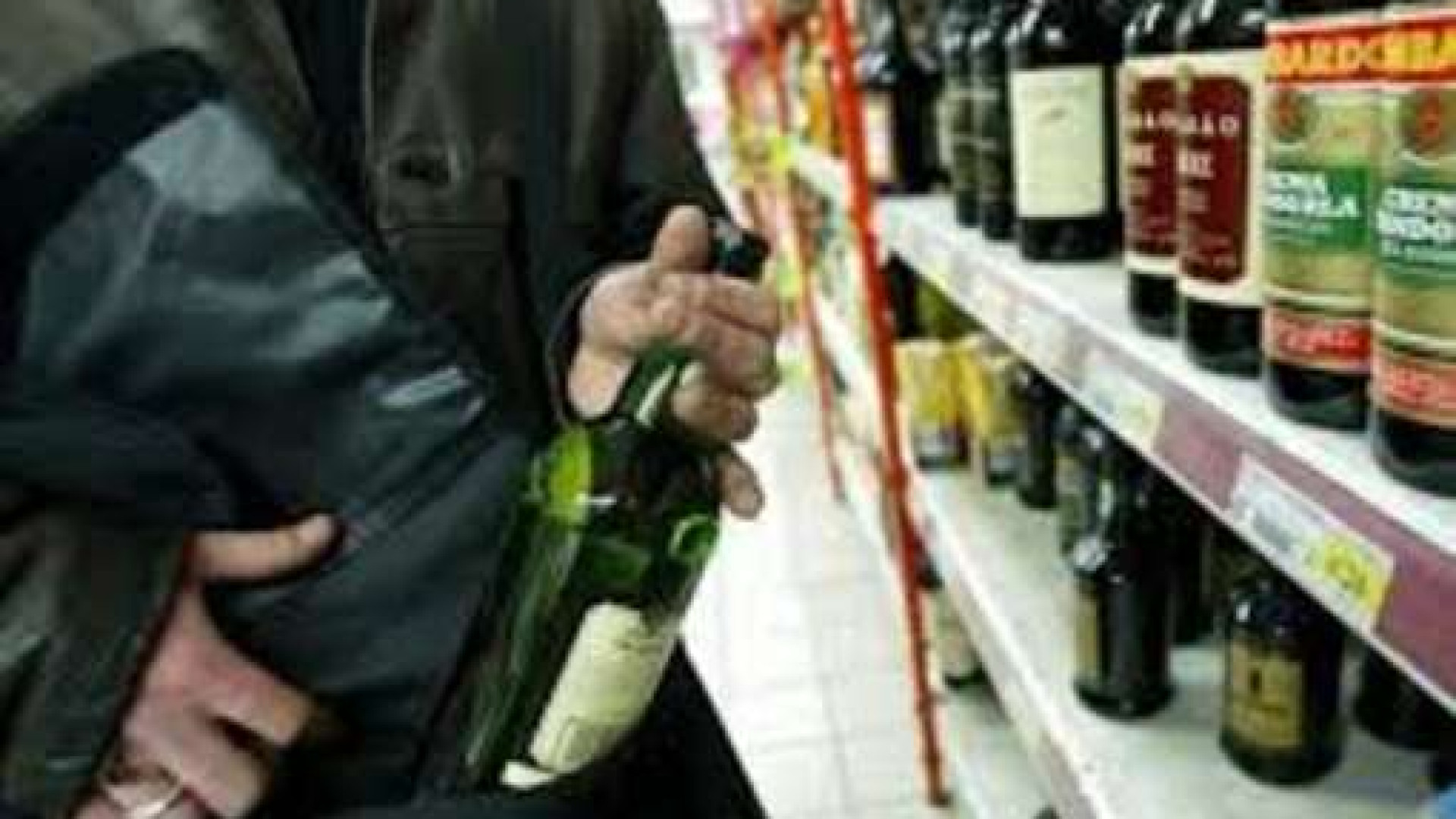 Paga una birra e tenta di uscire con 100 euro di spesa: bloccato e arrestato 41enne romeno