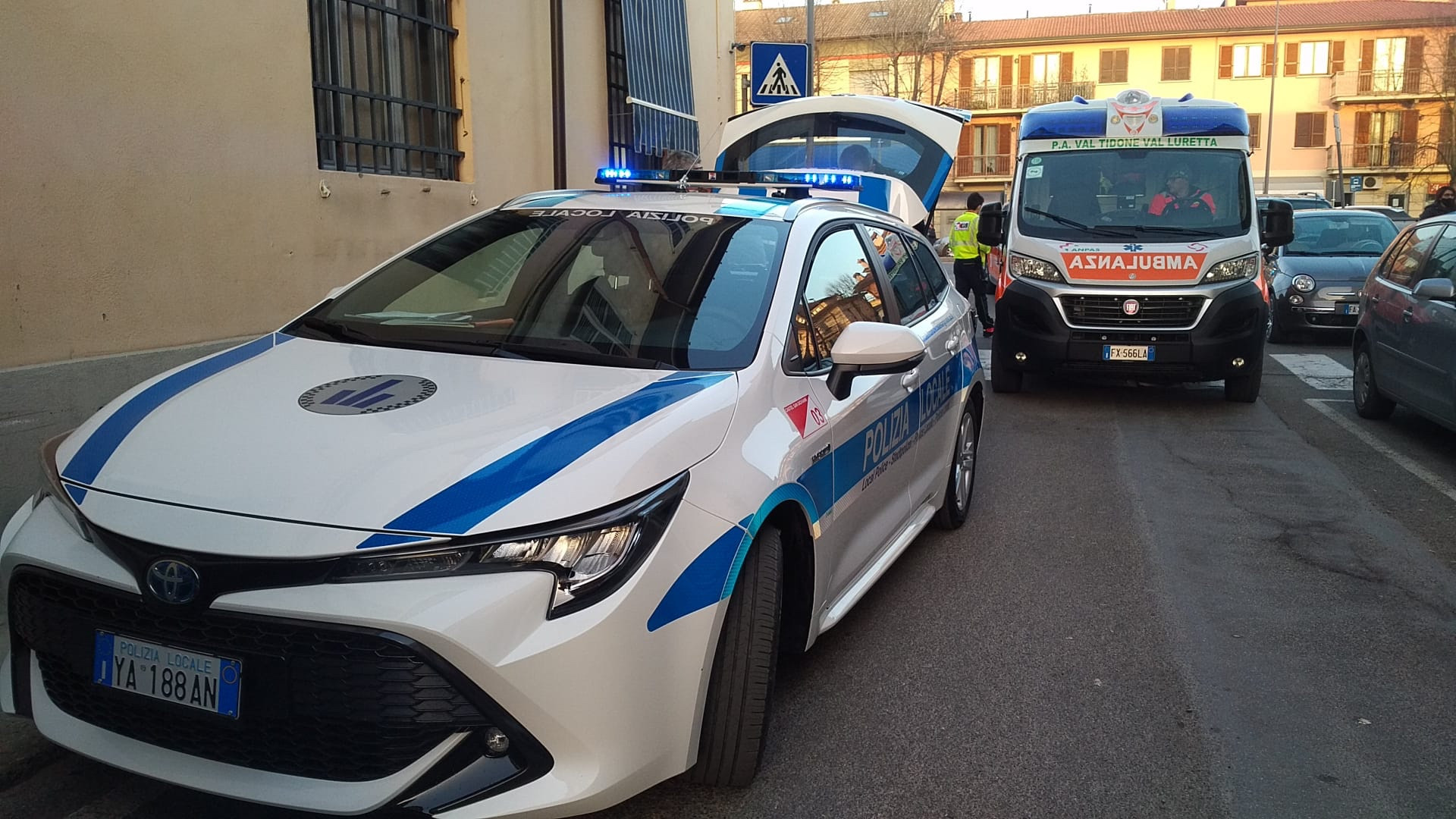 Bimbo in bici centrato da una jeep sulle strisce pedonali