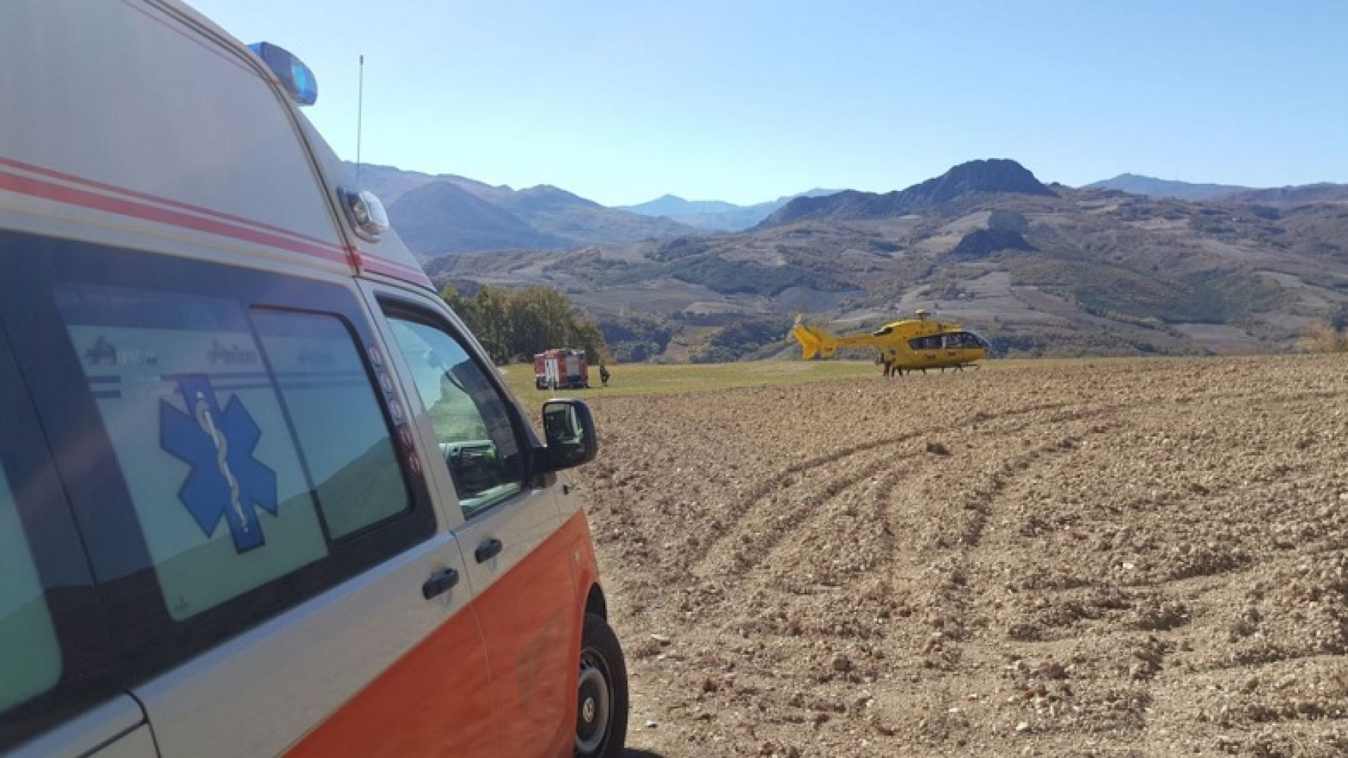 Coppia cade in moto e resta intrappolata in una mulattiera