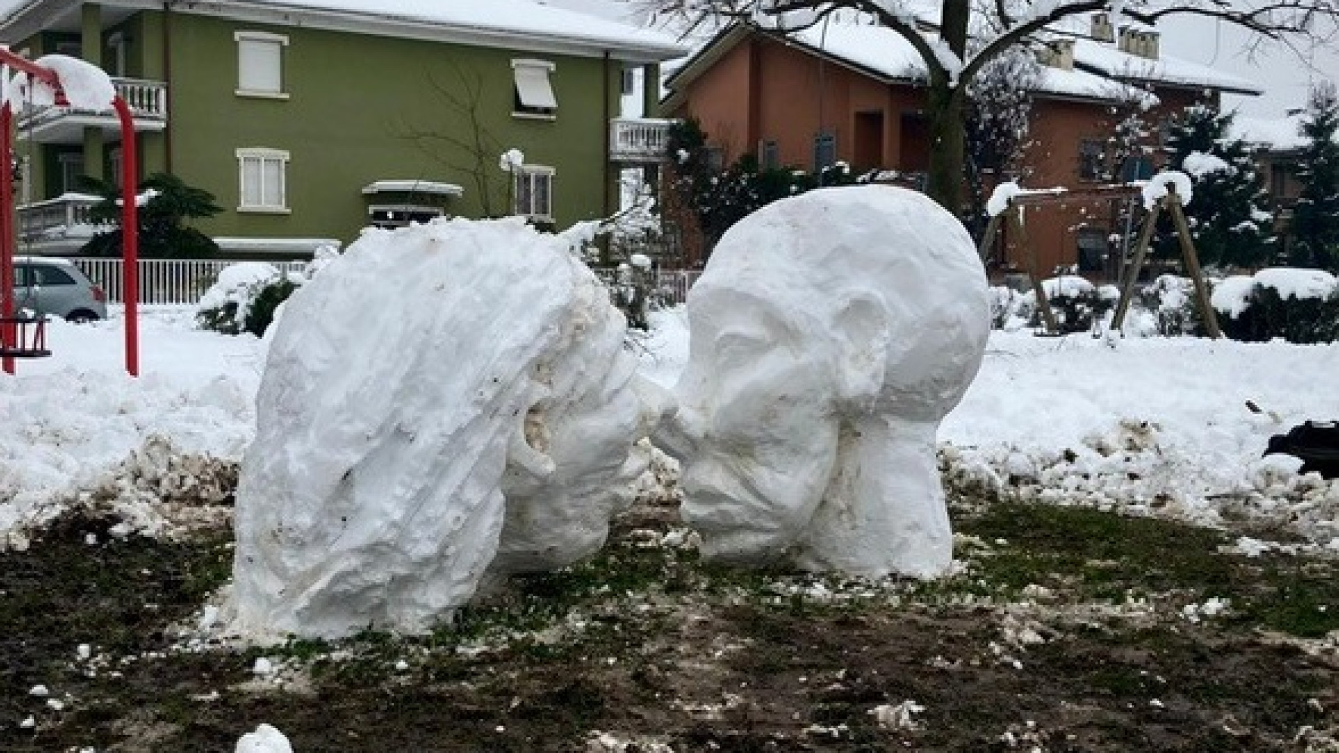 Fabio Guarino colpisce ancora: ecco "Il bacio", scultura di neve