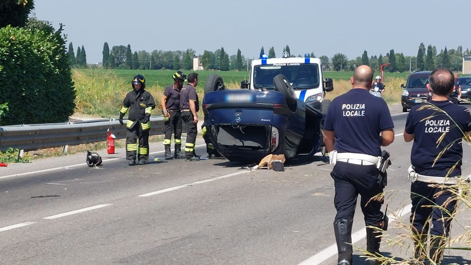 Perde il controllo dell'auto che sbanda e si ribalta. Conducente ferito