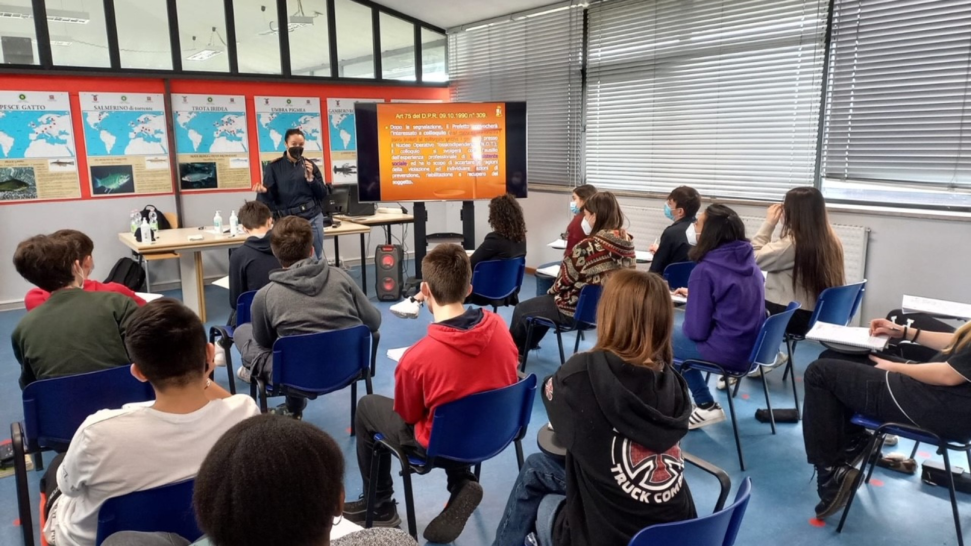 Gli studenti del Raineri Marcora a lezione di legalità con gli agenti di polizia