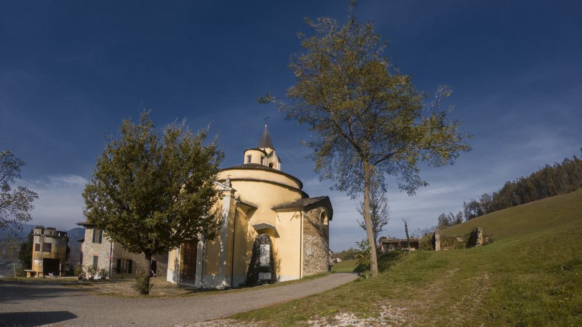 Il fascino del borgo antico di Rocca di Viserano e la chiesa di San Giorgio