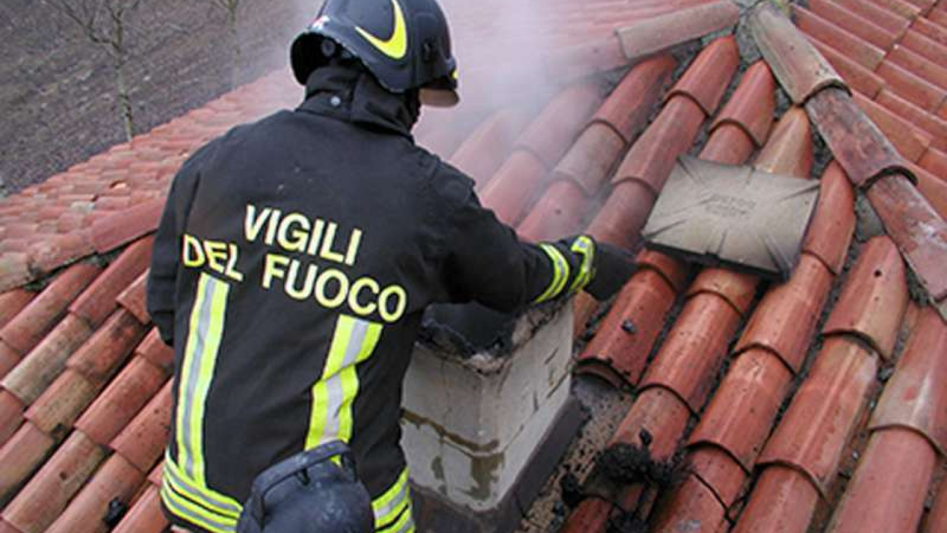 Quadrelli: incendio della canna fumaria. Bruciati 80 metri quadrati di tetto