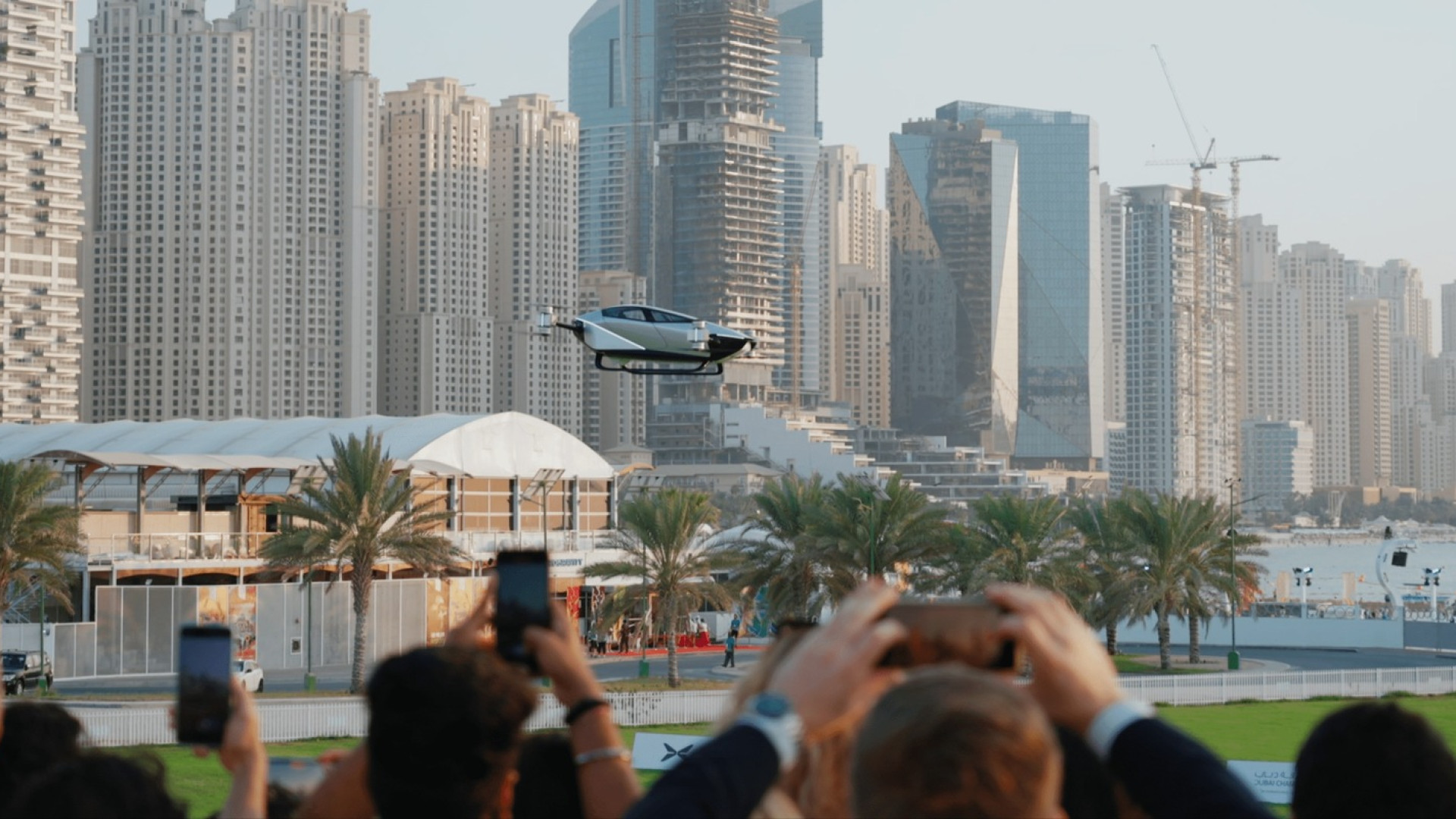 Debutta in pubblico nei cieli di Dubai l'auto volante cinese destinata ai clienti privati