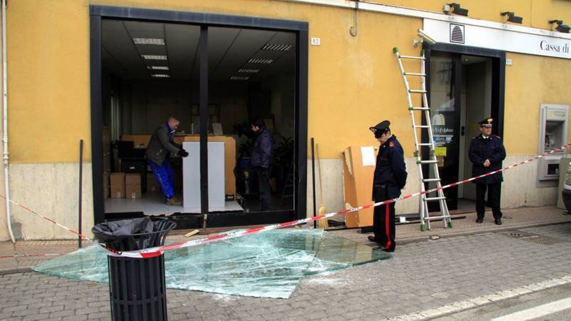 Vigolzone: un altro assalto in banca. Vetrata sfondata con l'auto