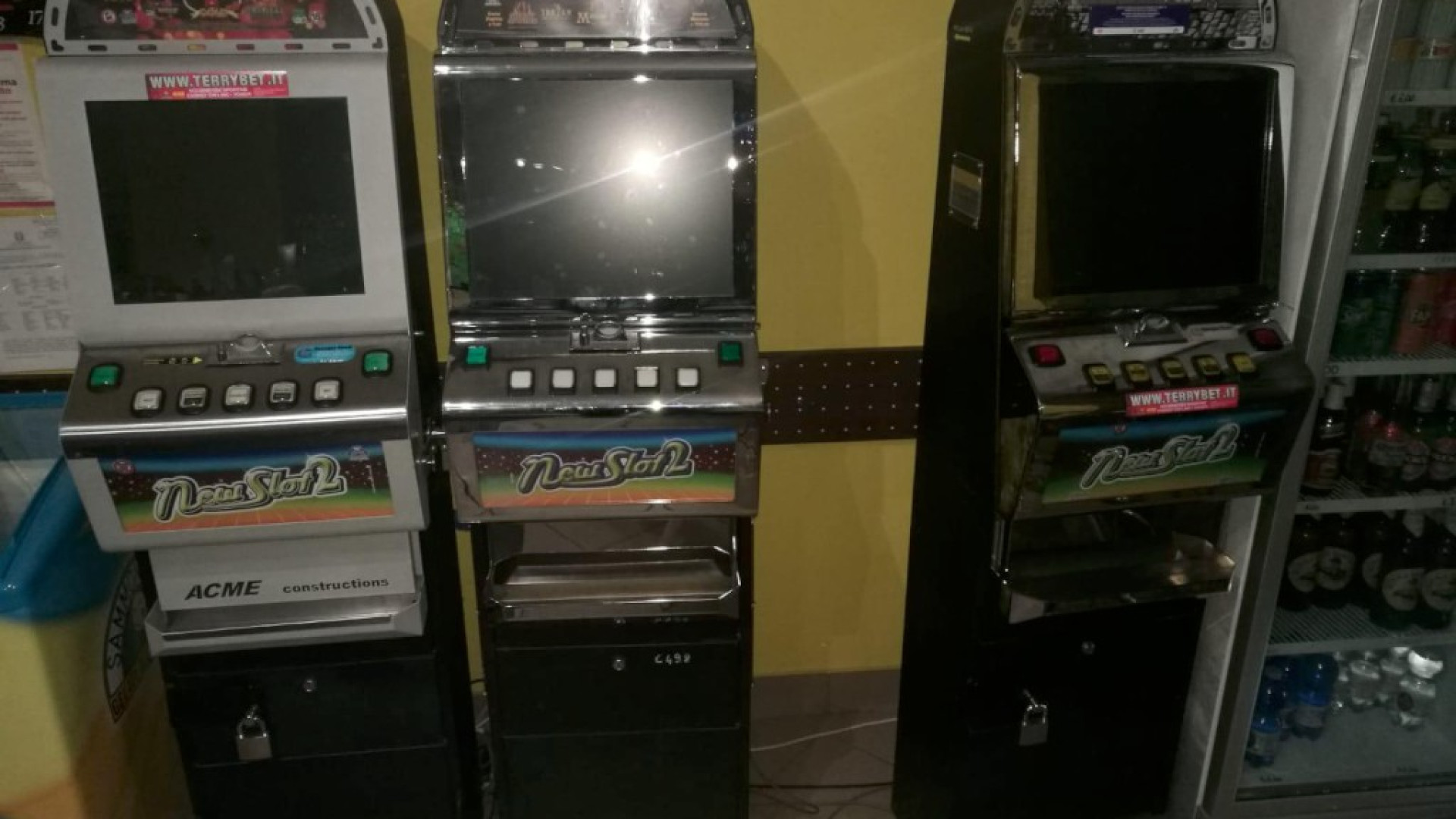 Forzate le porte di ingresso, colpo al bar: sparisce uno scambiamonete