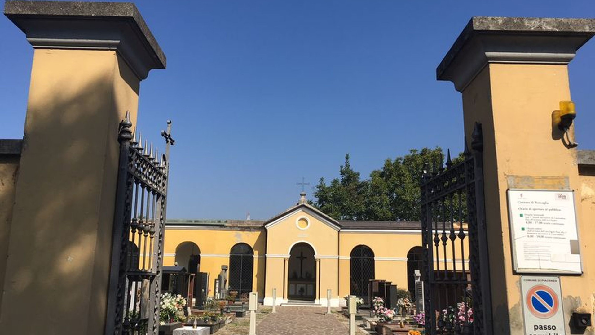 Cimitero di Roncaglia senz'acqua da oltre un mese. "Dobbiamo portarla da casa"