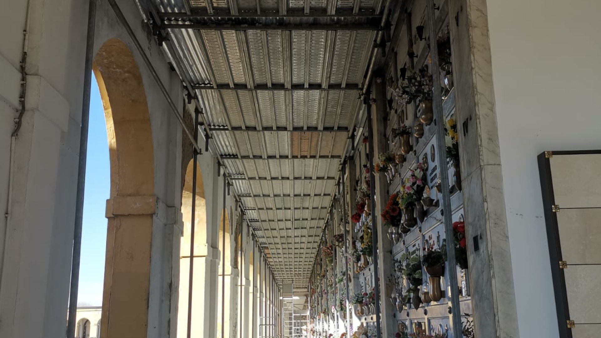 “Degrado nel cimitero di Piacenza, da due anni un ponteggio dimenticato"