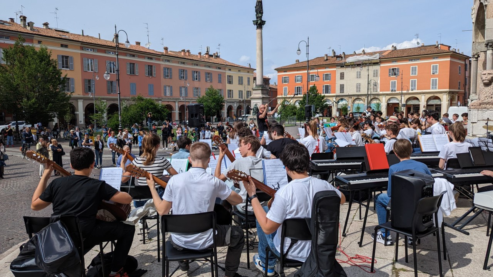 La "Passeggiata musicale" del Conservatorio Nicolini invade le vie del centro