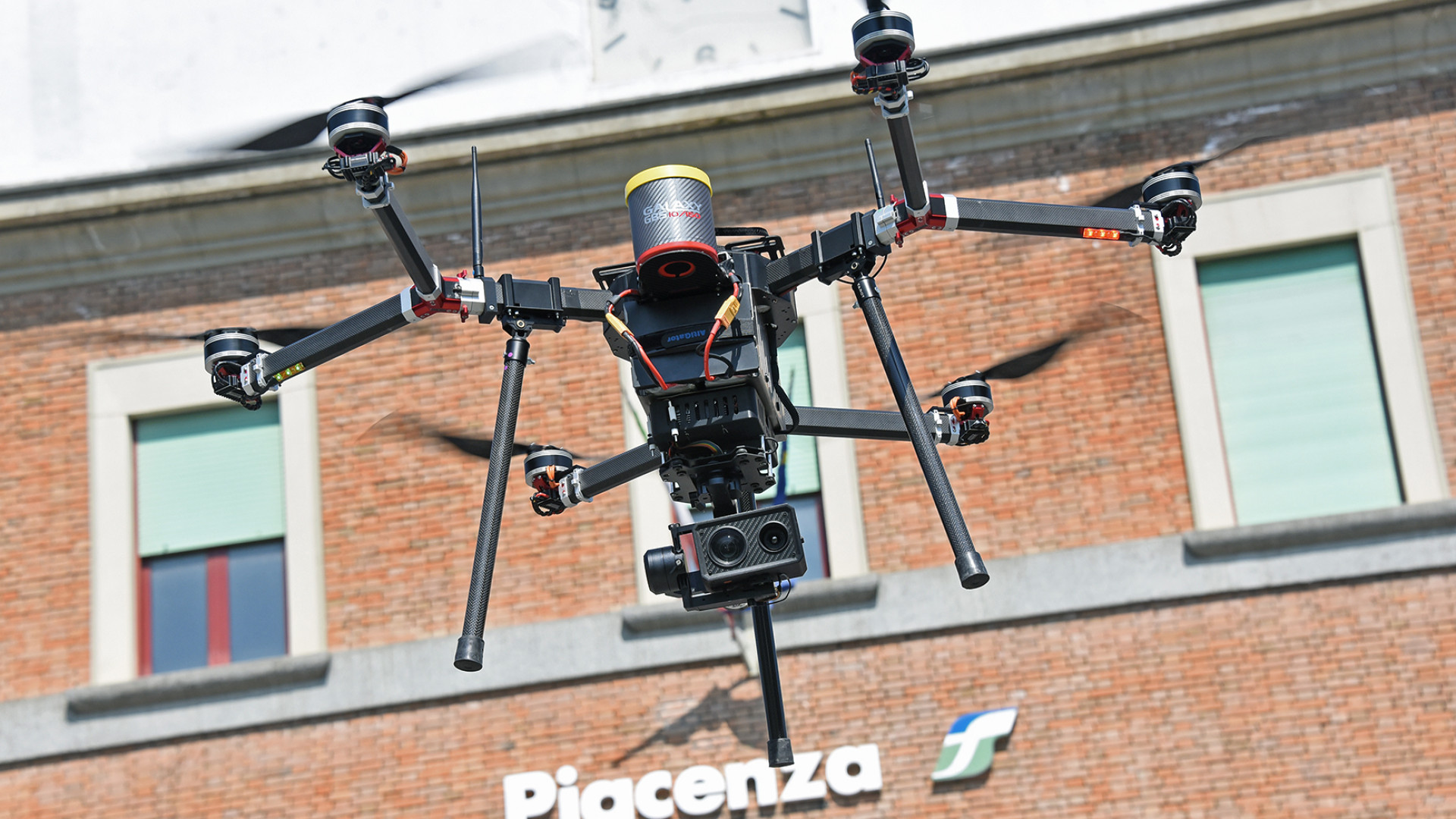 Il drone della polizia si alza su Piacenza: controlli su un centinaio di persone