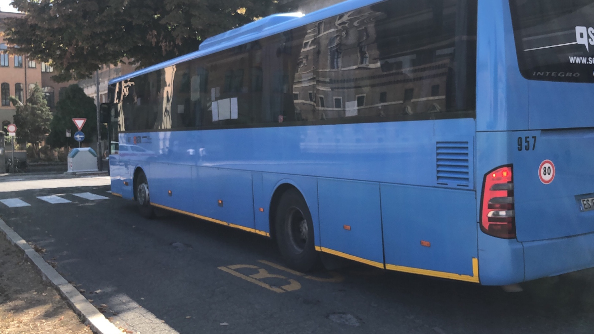 "In piazza Cittadella bus in sosta con il motore acceso". Replica Seta: "Verificheremo"