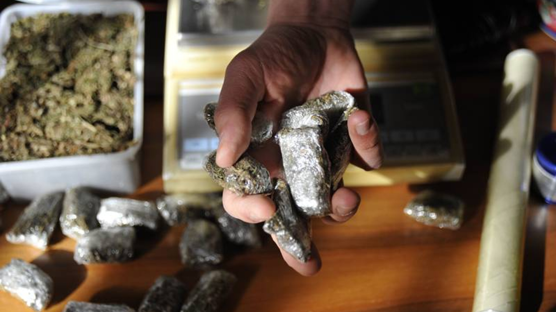 Corriere della droga bloccato al casello: 2 kg di hashish sotto il sedile