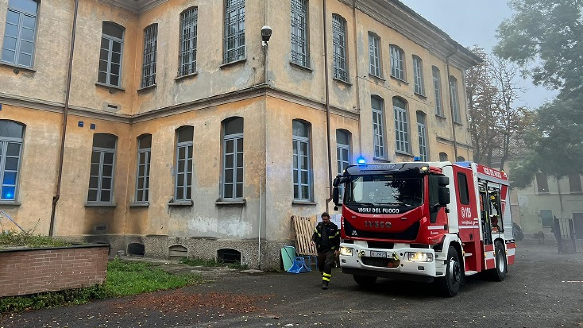 Scuola di Monticelli, terzo incendio in un anno: istituto chiuso fino al 30 ottobre