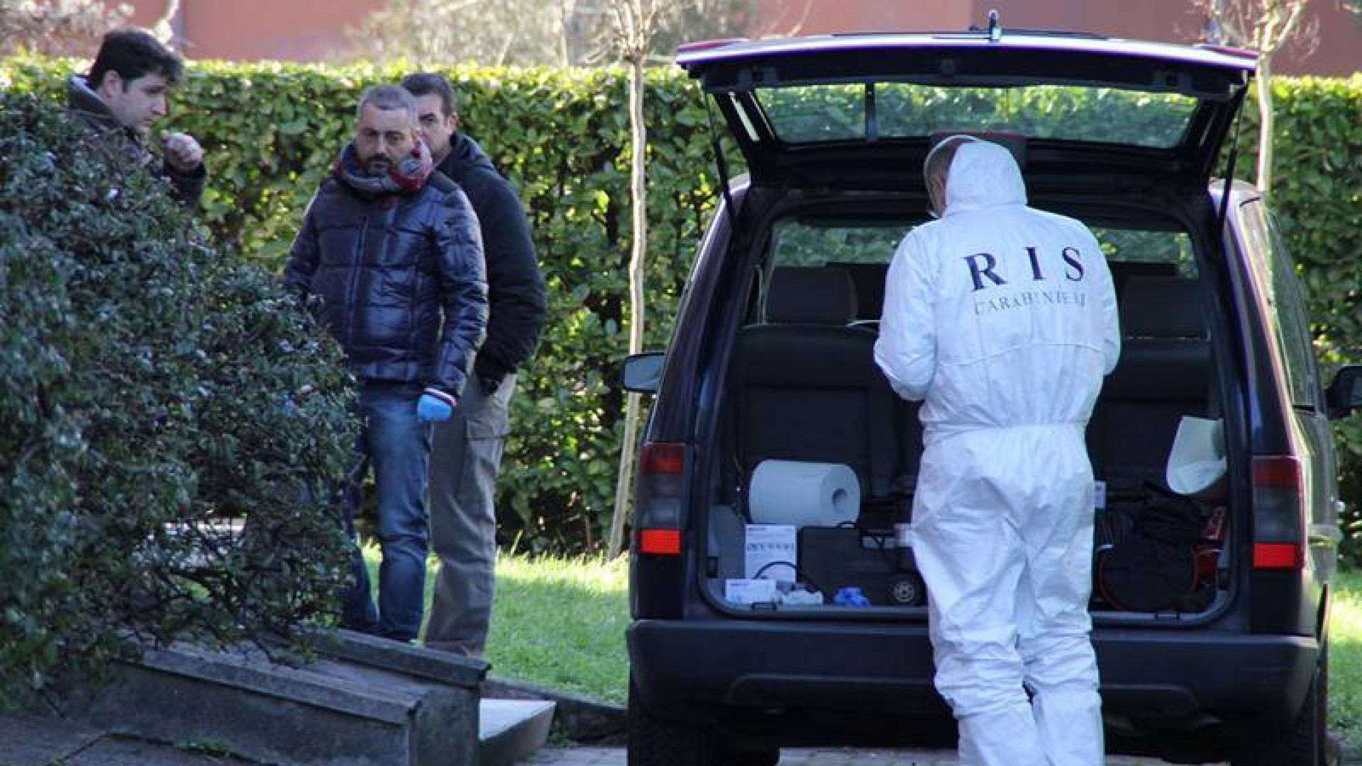 Omicidio Castello, il mistero del coltello nel letto della vittima