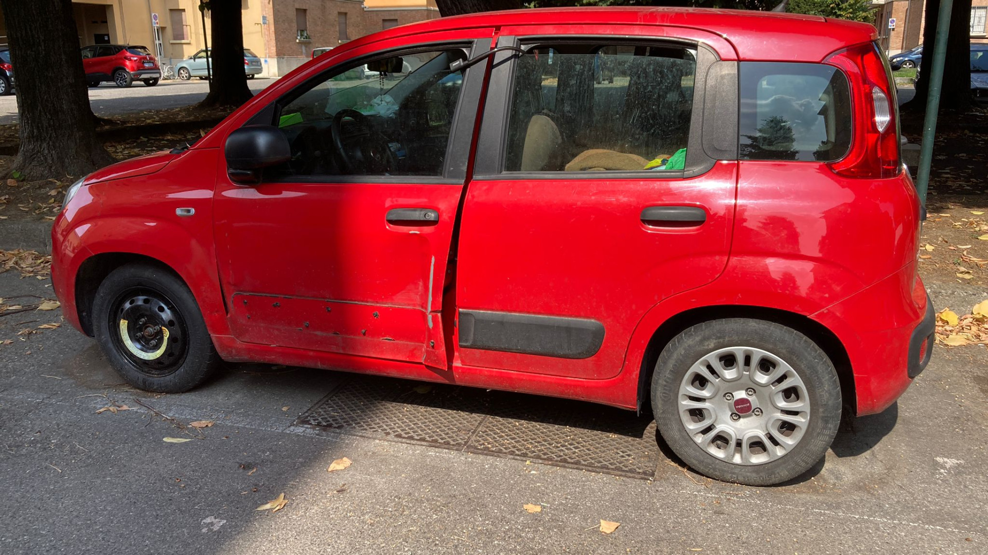 Dorme nell'auto sequestrata tra le case popolari del Ciano: verifiche di Comune e Acer