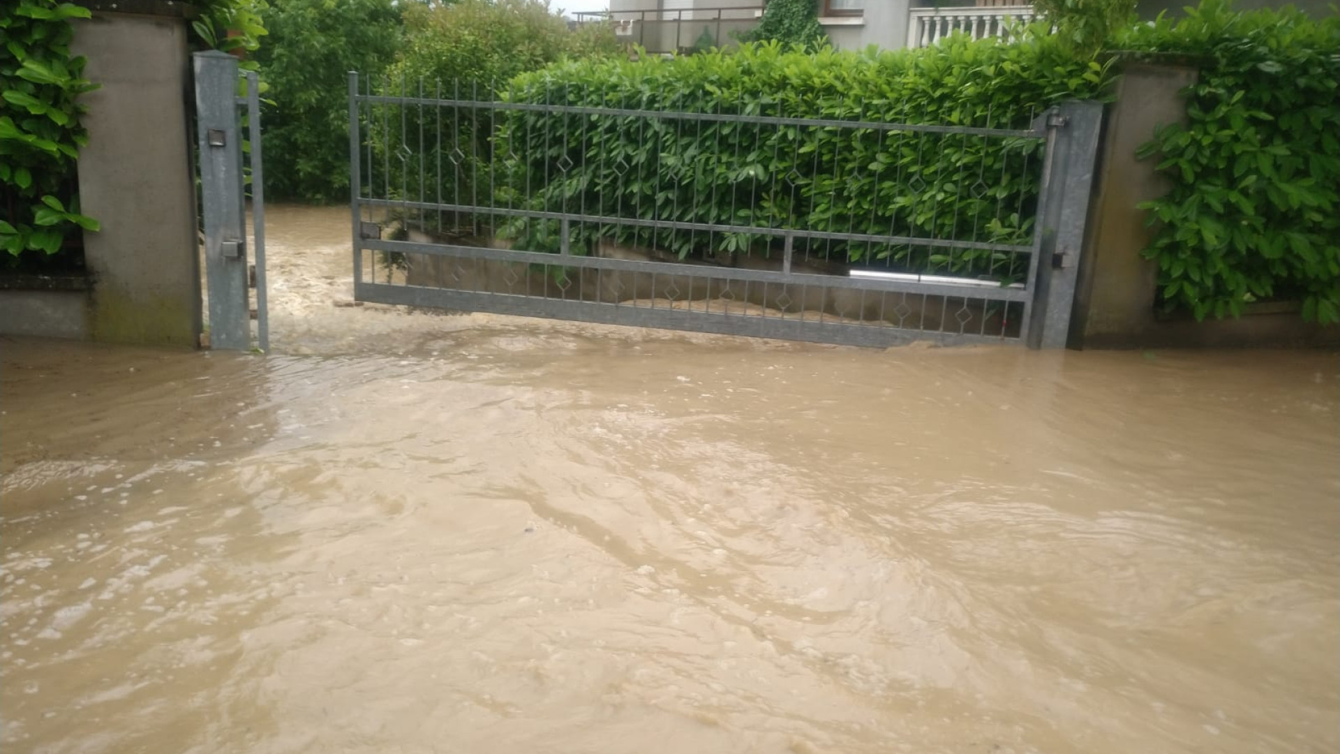 Allerta meteo, strade invase dal fango ad Agazzano e campi agricoli allagati