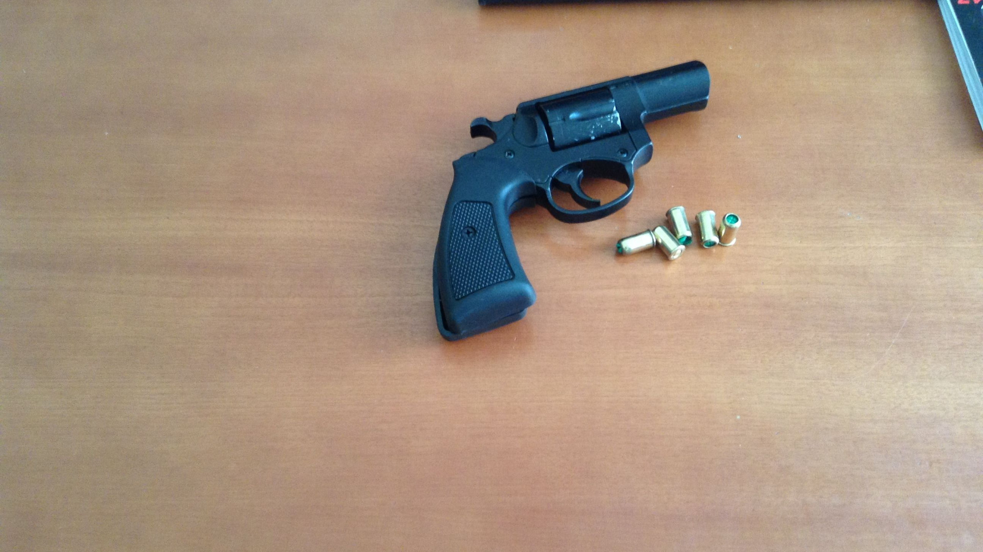 Punta la pistola in faccia al rivale in amore: arrestato 21enne