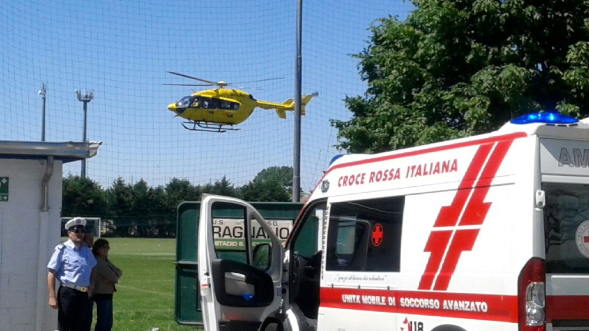 Apre la portiera mentre passano i ciclisti. Tre feriti, uno grave