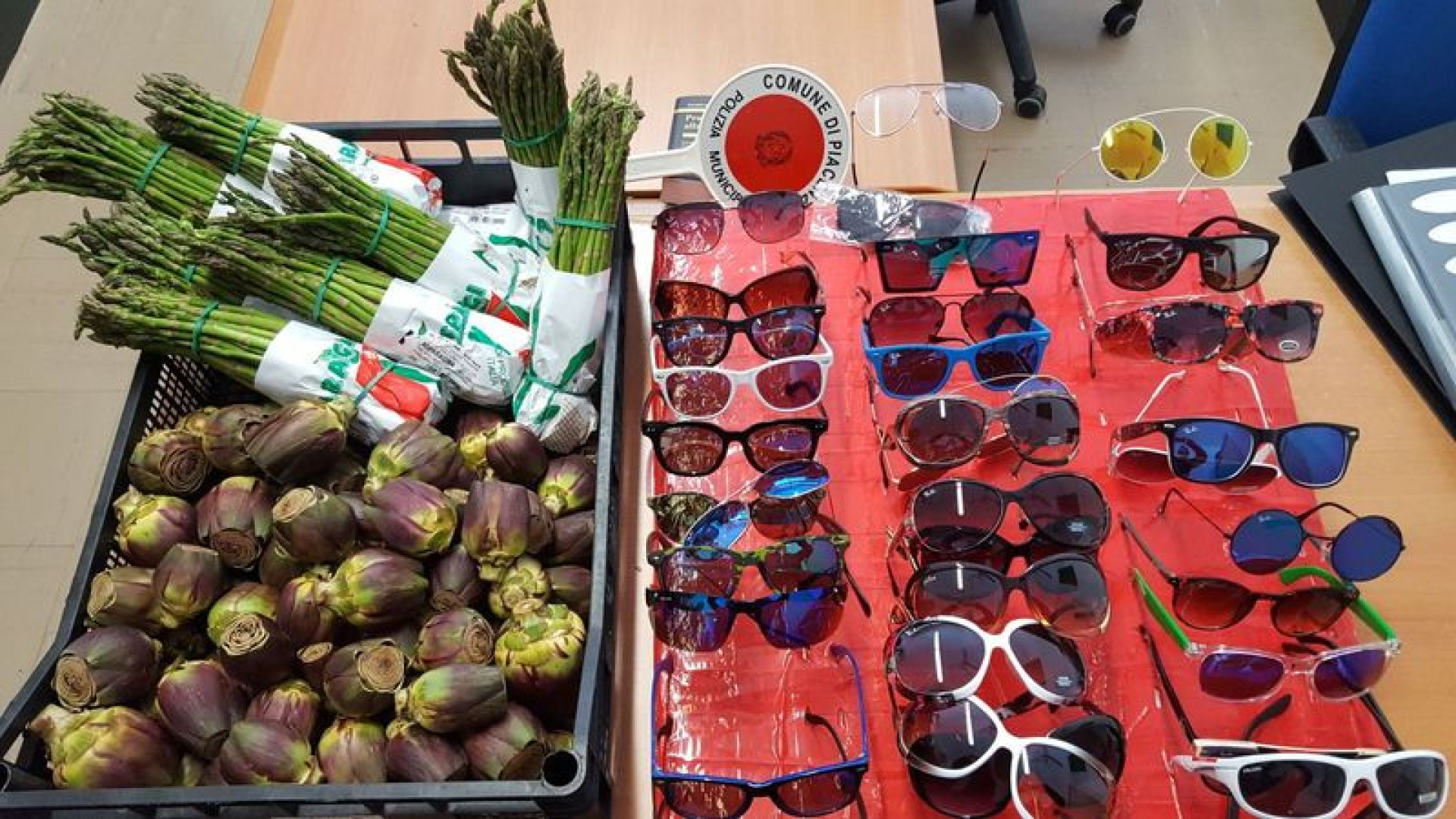 Ortaggi e occhiali venduti abusivamente: sequestro della Municipale