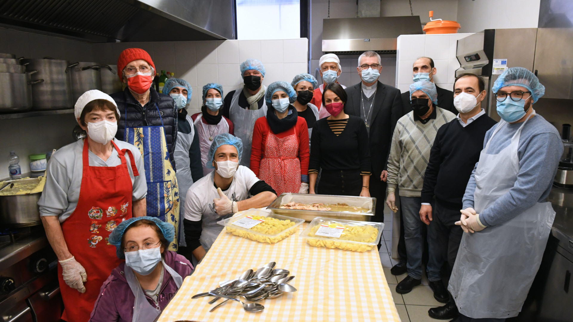 Pranzo natalizio speciale alla mensa della Caritas per 70 bisognosi